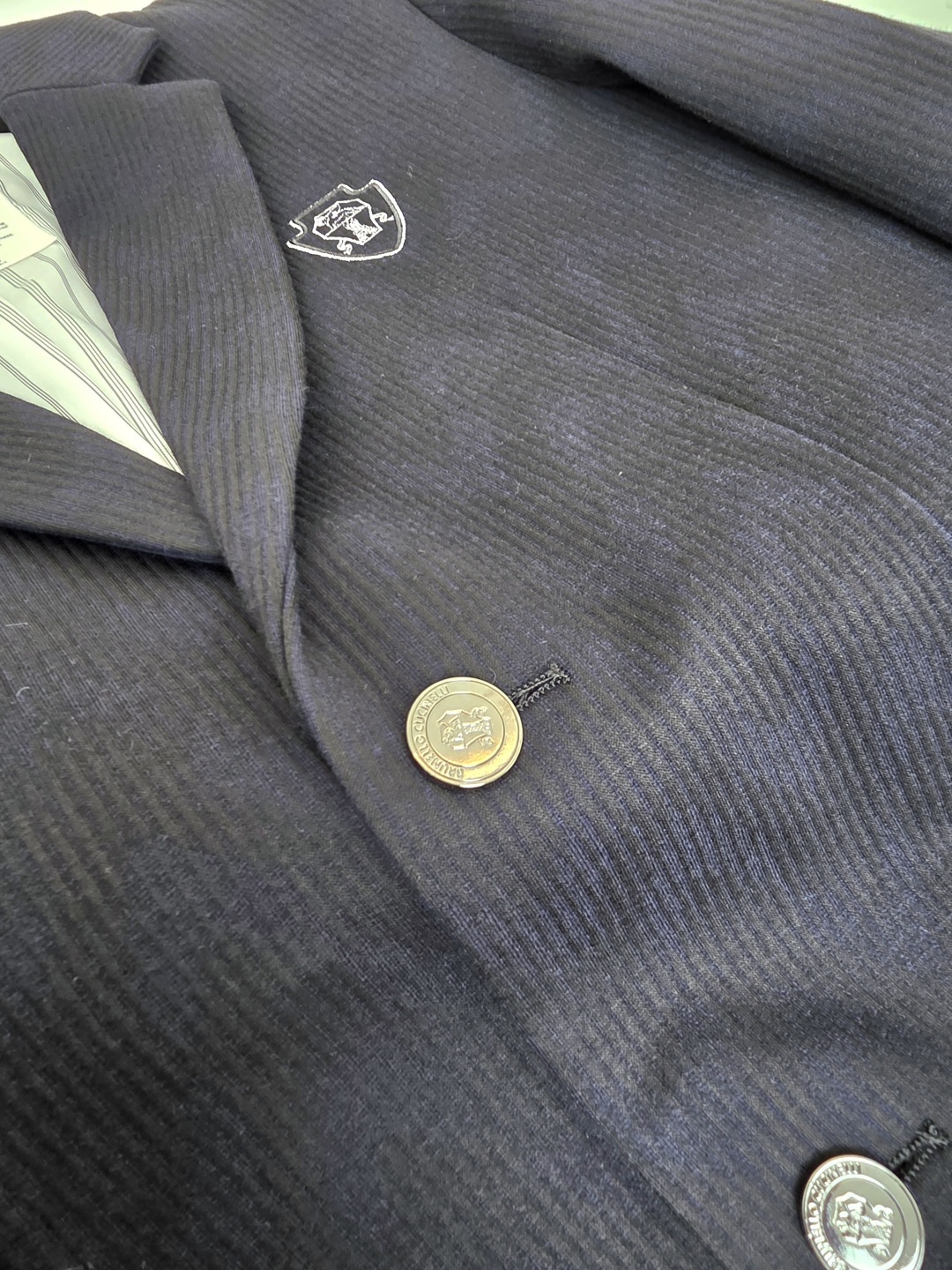 Bc *高级定制 2025早秋新品条绒西服，更是衣橱里必不可少的单品，它不仅仅代表着你精致的生活态度，也