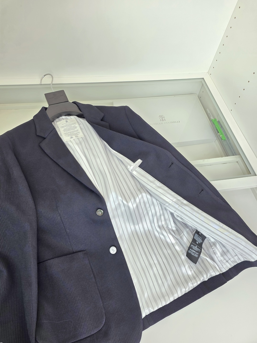 Bc *高级定制 2025早秋新品条绒西服，更是衣橱里必不可少的单品，它不仅仅代表着你精致的生活态度，也