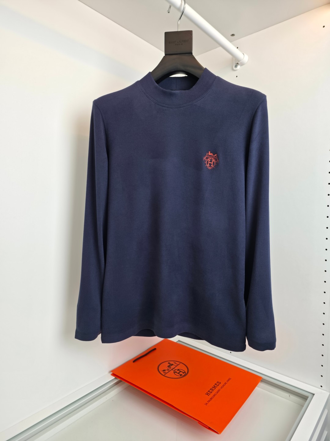 NO:607085,A hot item every autumn and winter, it feels like a baby's skin!  Australian velvet half turtleneck bottoming shirt!  !  A must-have for your fall and winter wardrobe!  The embroidered H logo on the chest is very detailed. The fabric is very soft when you first pick it up, with soft fluff on the surface, and the upper body feels great against the skin!  !  The fabric has good elasticity, is comfortable, breathable, slim and non-restrictive, and very refined. Only good fabrics can make the basic long-sleeved T-shirt not monotonous and make the outfit more fashionable. This can not only be worn as a base layer, but also will not look monotonous when worn alone [Color] Black White Royal Blue Green [Number of Sizes] M-3XL Try on 172-148 Wear size L, (high elasticity), tees, t-shirt, alexander wang19860909年年秋冬爆款,婴儿般肌肤触感！澳绒半高领打底衫！！秋冬衣橱必备 款！胸口刺绣H标志刺绣点缀很有细节感,面料入手便知非常柔软,表面有着舒柔的绒毛,上身 亲肤感极好！！面料带有很好的弹力,舒适透气修身显 瘦的同时又无束缚感,非常精致.好面料才能让基础款的长袖T恤不在单调, 穿搭上多一份时尚,这款 不仅可以内搭打底,单穿亦不会显得单调【颜色】黑色 白色 宝蓝色 绿色【码数】M-3XL 试穿172-148 穿L码,（高弹力）,,tees，t-shirt,alexander wang,Men's clothing