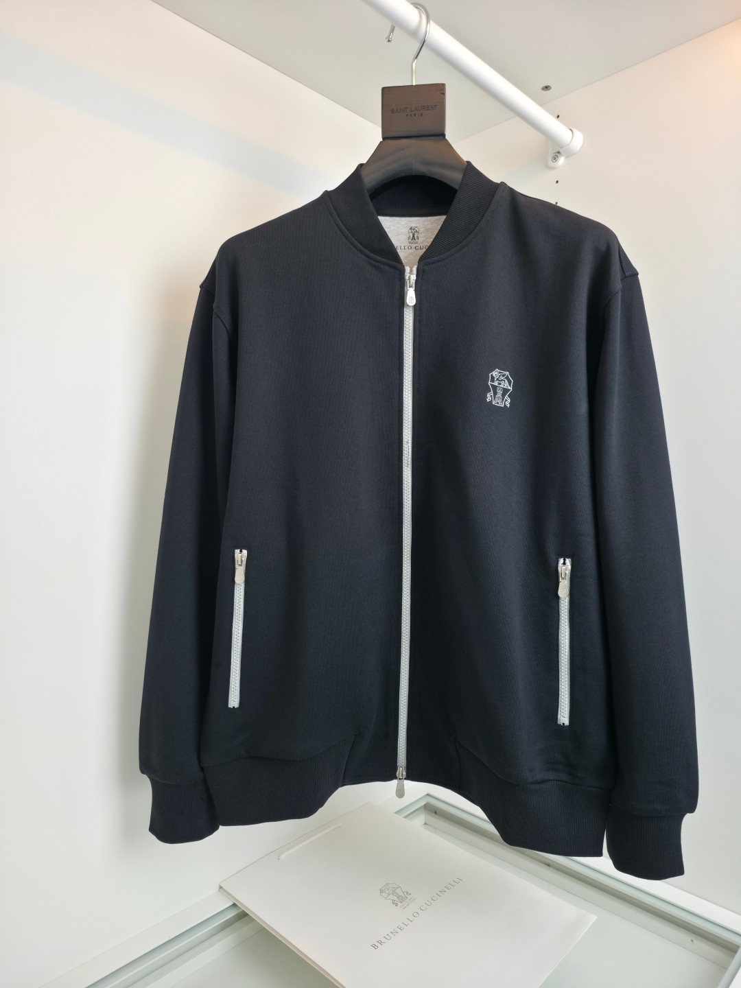 NO:607020,Bru**llo Cuci**lli is recommended by old money and new money!  Custom-made men's hooded casual baseball shirt jacket. Simple design. Contrasting color inside and outside. Zipper embellishment. Can be matched casually to create a sense of relaxation. Fitted tailoring. Pockets on both sides. Logo hardware zipper. Looks simple. Good fabrics and styles. Combined with ingenious details and embellishments, it always makes it a classic. The fabric is made of textured custom-made fabric. The inside is brushed. The thickness is moderate. The fabric feels comfortable and warm. It is skin-friendly and at the same time can make the upper body stiff and stylish. Full product to order [Color] Black  Beige [size] M-3XL, try on 172-148, L slim fit, jackets & coats, hats, alexander wang19860909Bru**llo Cuci**lli 老钱新贵推荐！客供订织男士连帽休闲棒球衫外套 简约的设计 内外撞色 拉链点缀撞色 随意就能搭配出松弛感 合体的剪裁 两侧插袋 标志五金拉链 看似简约 好的面料与版型 结合匠心细节点缀 总能成就经典 面料采用纹理订织料 内里磨毛 厚度适中 面料手感舒适 保暖 亲肤的同时 又能上身挺括有型 全品相订单【颜色】黑色 米色【码数】M-3XL 试穿172-148穿L修身感,,jackets & coats,hats,alexander wang,Men's clothing