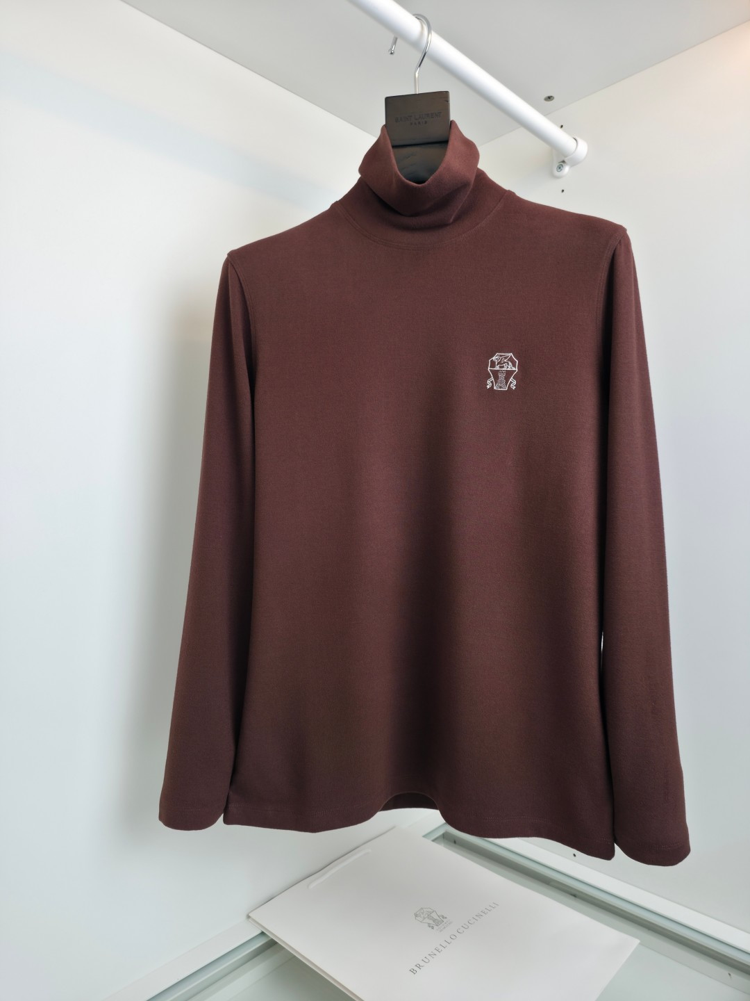 NO:607082,A hot item every autumn and winter, it feels like a baby's skin!  Australian velvet turtleneck bottoming shirt!  !  A must-have for your fall and winter wardrobe!  The logo embroidery on the chest is embellished with a very detailed design. As soon as you pick it up, you can tell that the fabric is very soft, with soft fluff on the surface, and the upper body feels great against the skin!  !  The fabric has good elasticity, is comfortable, breathable, slim, and non-restrictive. It is very delicate. Only good fabric can make the basic long-sleeved T-shirt not monotonous and make it more fashionable. This can not only be worn as a base layer, but also will not look monotonous when worn alone. [Color] Black Blue Gray Red White [Number of Sizes] M-3XL Try on 172-148 Wear size L (high elasticity), tees, t-shirt, alexander wang19860909年年秋冬爆款,婴儿般肌肤触感！澳绒高领打底衫！！秋冬衣橱必备 款！胸口logo刺绣标志点缀设计,很有细节感,面料入手便知非常柔软,表面有着舒柔的绒毛,上身 亲肤感极好！！面料带有很好的弹力,舒适透气修身显 瘦的同时又无束缚感,非常精致.好面料才能让基础款的长袖T恤不在单调, 穿搭上多一份时尚,这款 不仅可以内搭打底,单穿亦不会显得单调【颜色】黑色 蓝色 灰色 红色 白色【码数】M-3XL 试穿172-148 穿L码（高弹力）,,tees，t-shirt,alexander wang,Men's clothing