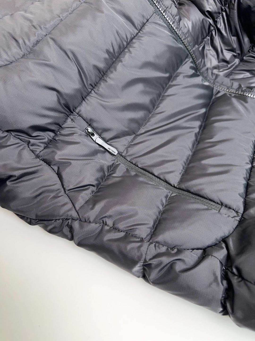 贸易公司牛货25秋冬爆款ARC'＊ THORIUM HOODY 轻量保暖 男子可收纳的连帽羽绒服，男款防