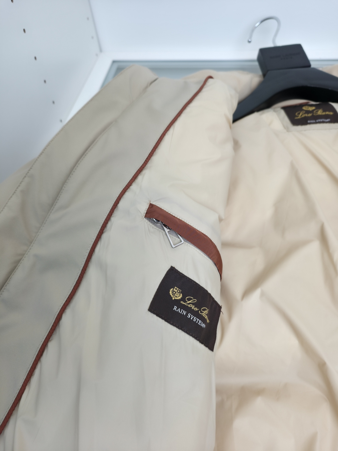 Lo*ro Pi*na诺 u翩雅 2025秋冬 商务通勤立领羽绒外套！年年经典款式 小立领 两侧插袋 拉