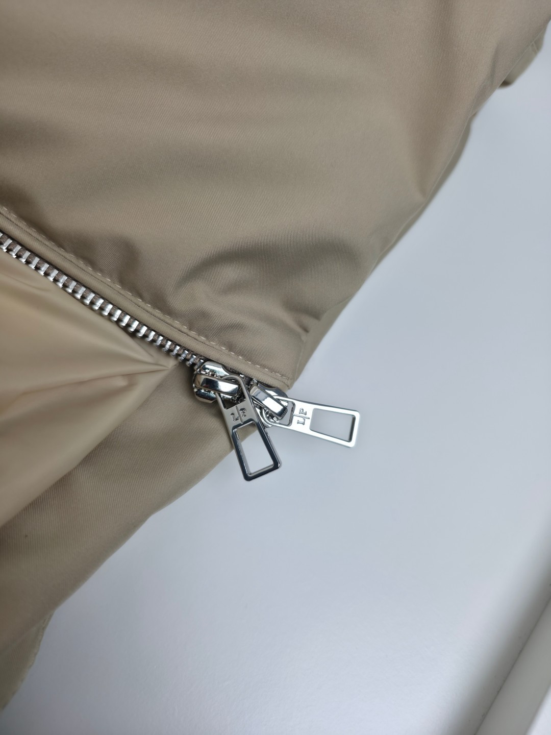 Lo*ro Pi*na诺 u翩雅 2025秋冬 商务通勤立领羽绒外套！年年经典款式 小立领 两侧插袋 拉