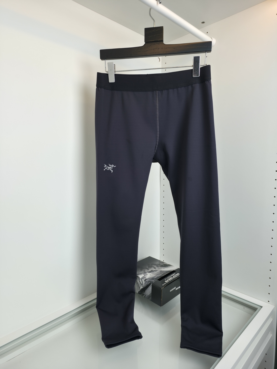 NO:607016,The ARC velvet thermal underwear set can also be worn as home clothes... The functional thermal underwear set is made of new technological fabrics. It is warm and moisture-wicking, has a certain degree of breathability and perspiration, and is very comfortable to wear!  The fleece lining is warm and not bloated!  The top can be worn under the body and kept warm at home. The underarms are widened so that the arms will not get stuck when worn for many times. The special velvet fabric has heating technology. The trousers have a vertical cut and articulated design to make the trousers close to the body but not tight; the flat-lock seams are processed for both comfort and strength!  The high-end waist design and wide-brimmed trousers perfectly match all body types and won't get stuck in the crotch or tummy!  [Color] Black Gray [Size] M-2XL,,alexander wang19860909ARC鸟加保绒暖内套衣装,也可以作为居家服穿着...功性能保暖内衣套装,采新用工艺科技面料,保又暖吸湿排汗,有一定透的气排汗性,穿很着舒服！抓内绒里 温暖臃不肿！ 上衣可穿内可居家可保暖,腋的下加宽设计,穿多再都不卡手臂、特的有发热术技加绒面料. 裤子立剪体裁铰接设计,让子裤贴身但会不紧绷；平锁缝接处理兼了顾舒适性强和度！高档腰高设计,宽边裤头,完搭美配所有身型,不裆卡不勒肚子！【颜色】黑色 灰色【尺码】M-2XL,,alexander wang,Men's clothing