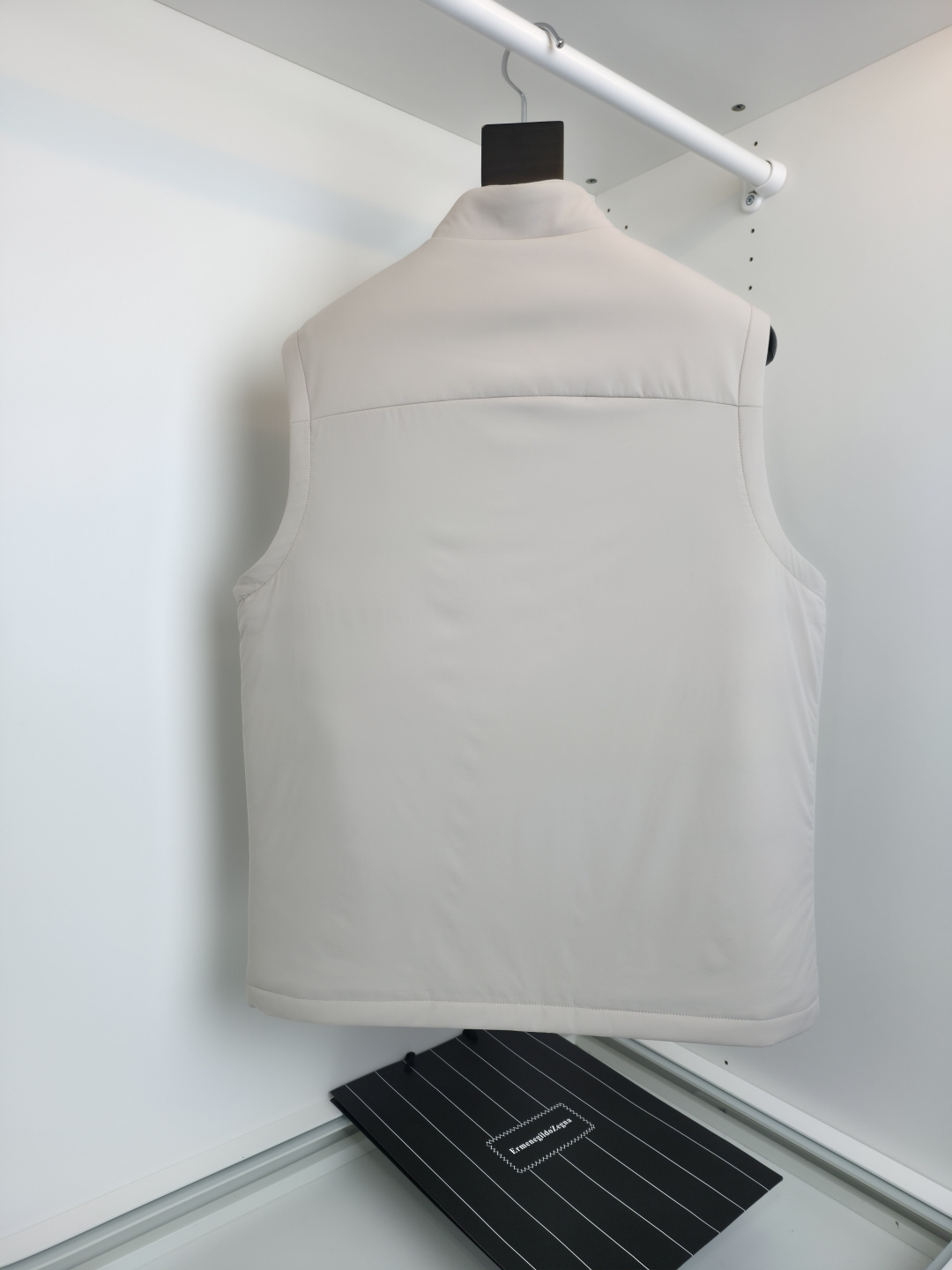 羽绒服 ZEGN*新款桑蚕丝鹅绒背心，延续一贯Z家的设计基调，通体将意式的极简、干练和纯粹主义风格极致诠