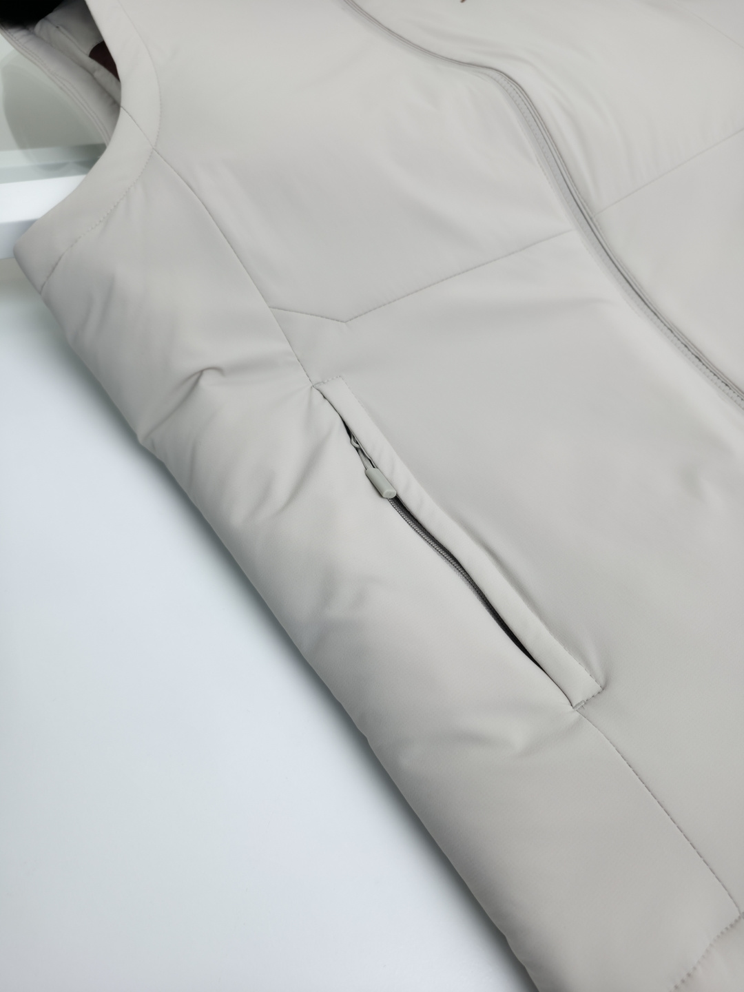 羽绒服 ZEGN*新款桑蚕丝鹅绒背心，延续一贯Z家的设计基调，通体将意式的极简、干练和纯粹主义风格极致诠