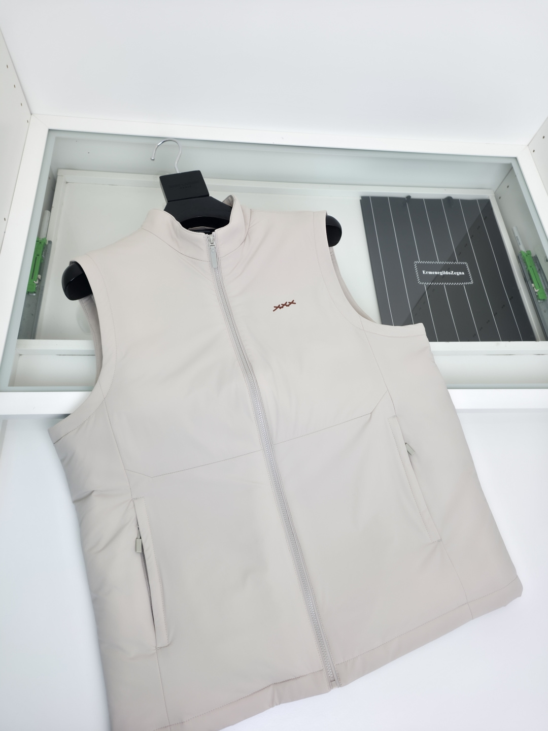 羽绒服 ZEGN*新款桑蚕丝鹅绒背心，延续一贯Z家的设计基调，通体将意式的极简、干练和纯粹主义风格极致诠