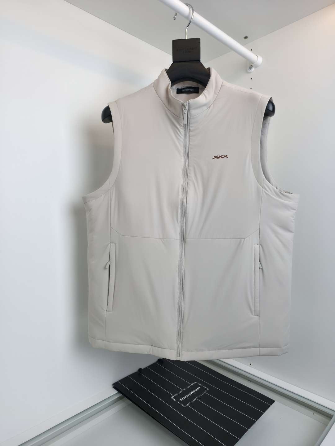 羽绒服 ZEGN*新款桑蚕丝鹅绒背心，延续一贯Z家的设计基调，通体将意式的极简、干练和纯粹主义风格极致诠