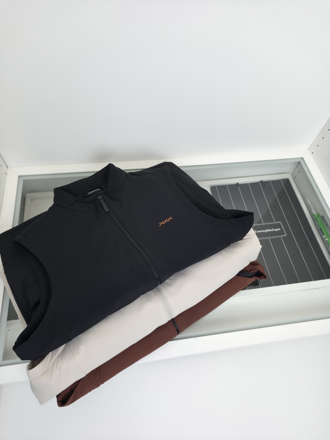 羽绒服 ZEGN*新款桑蚕丝鹅绒背心，延续一贯Z家的设计基调，通体将意式的极简、干练和纯粹主义风格极致诠