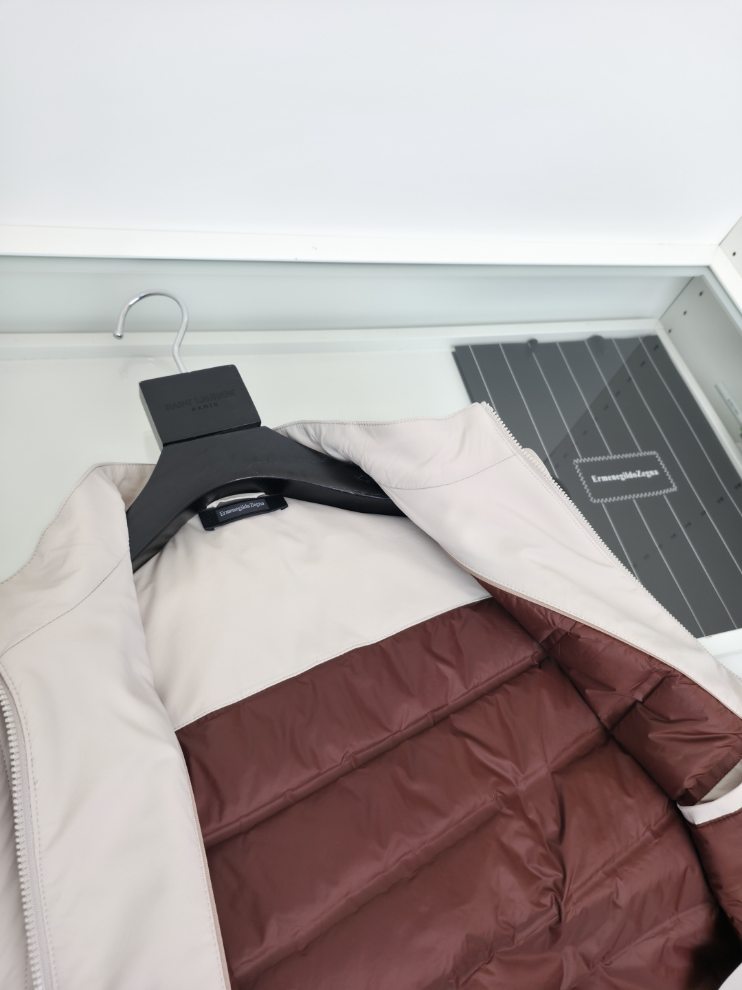 羽绒服 ZEGN*新款桑蚕丝鹅绒背心，延续一贯Z家的设计基调，通体将意式的极简、干练和纯粹主义风格极致诠