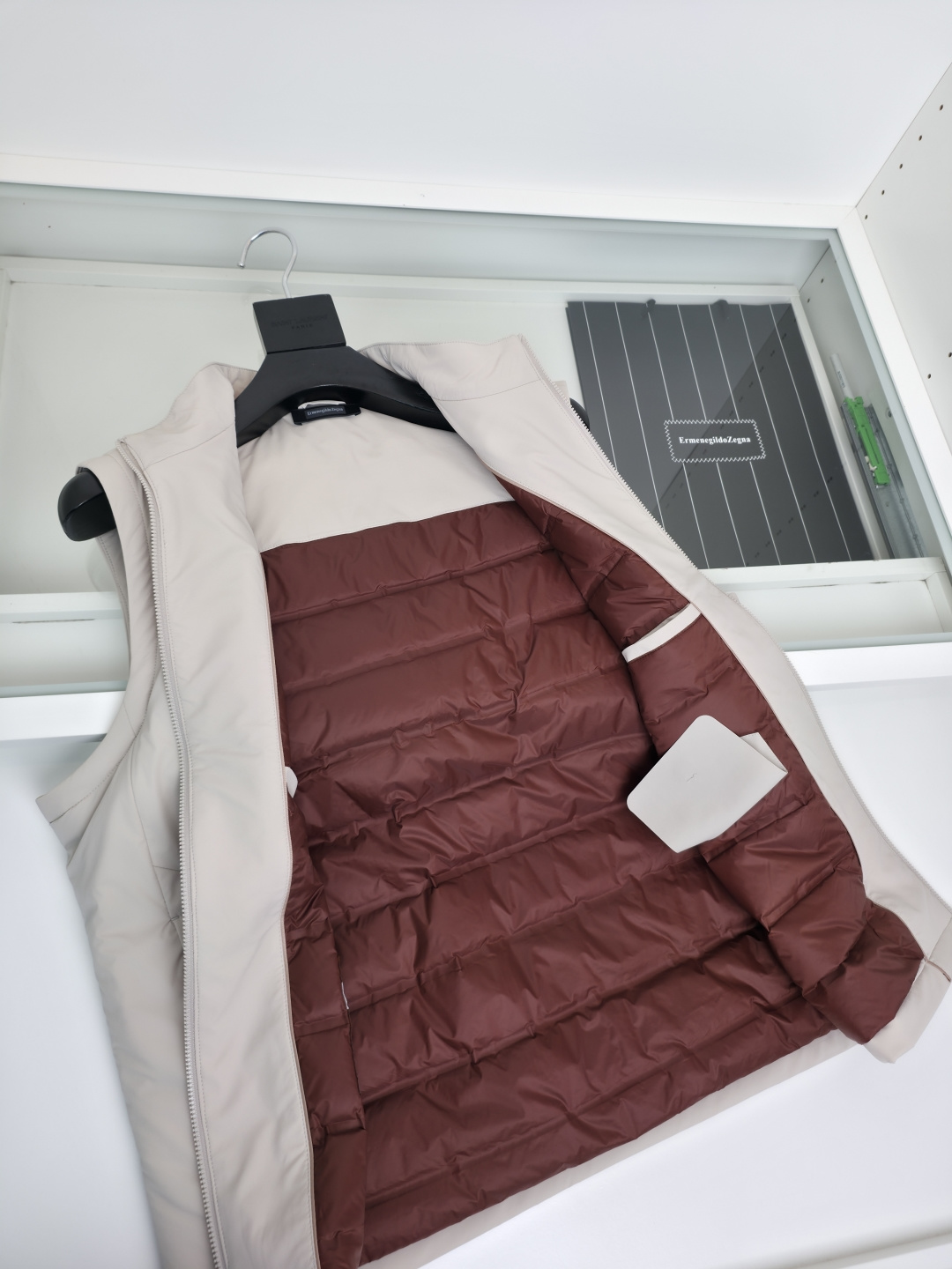 羽绒服 ZEGN*新款桑蚕丝鹅绒背心，延续一贯Z家的设计基调，通体将意式的极简、干练和纯粹主义风格极致诠