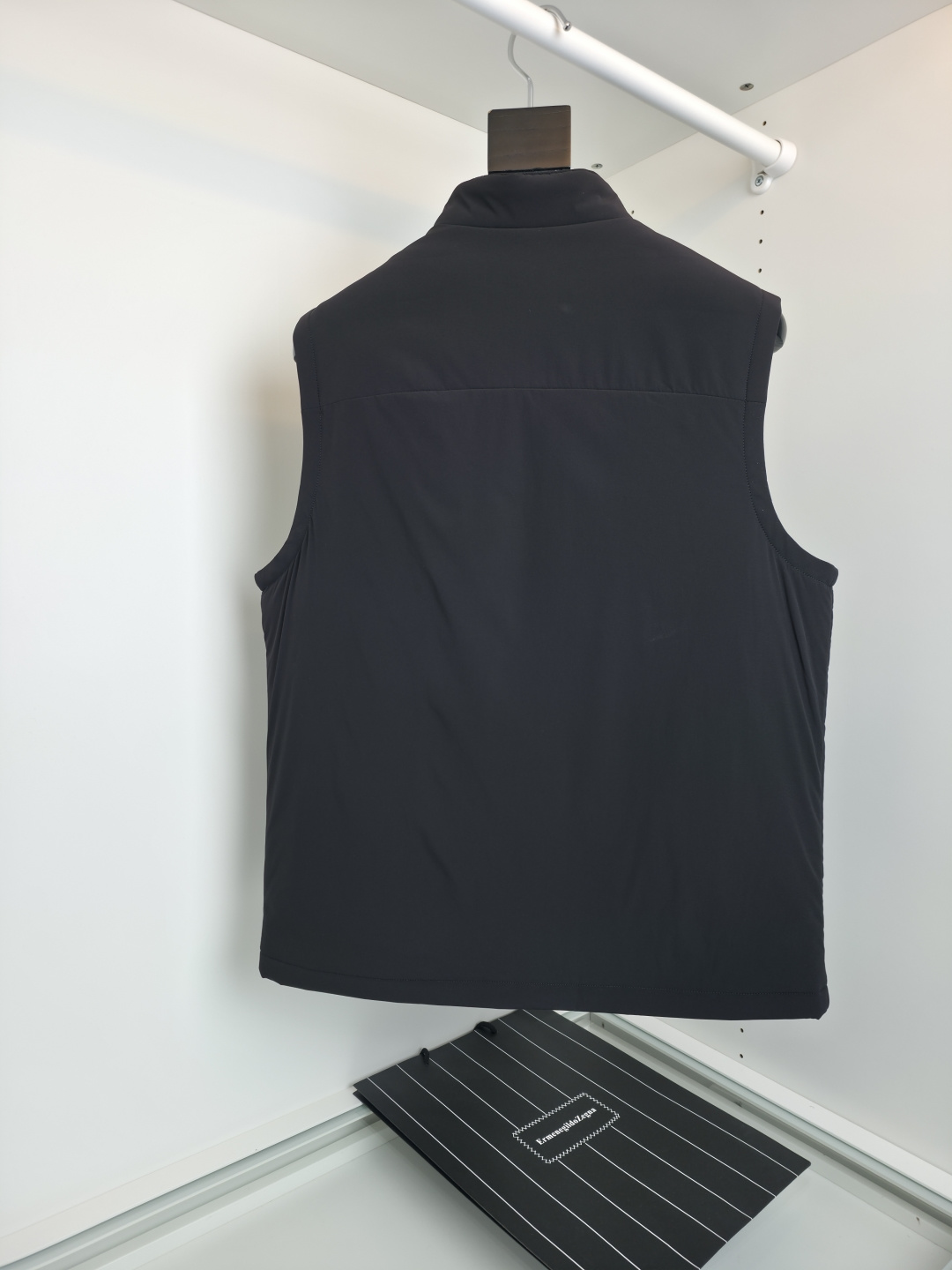 羽绒服 ZEGN*新款桑蚕丝鹅绒背心，延续一贯Z家的设计基调，通体将意式的极简、干练和纯粹主义风格极致诠