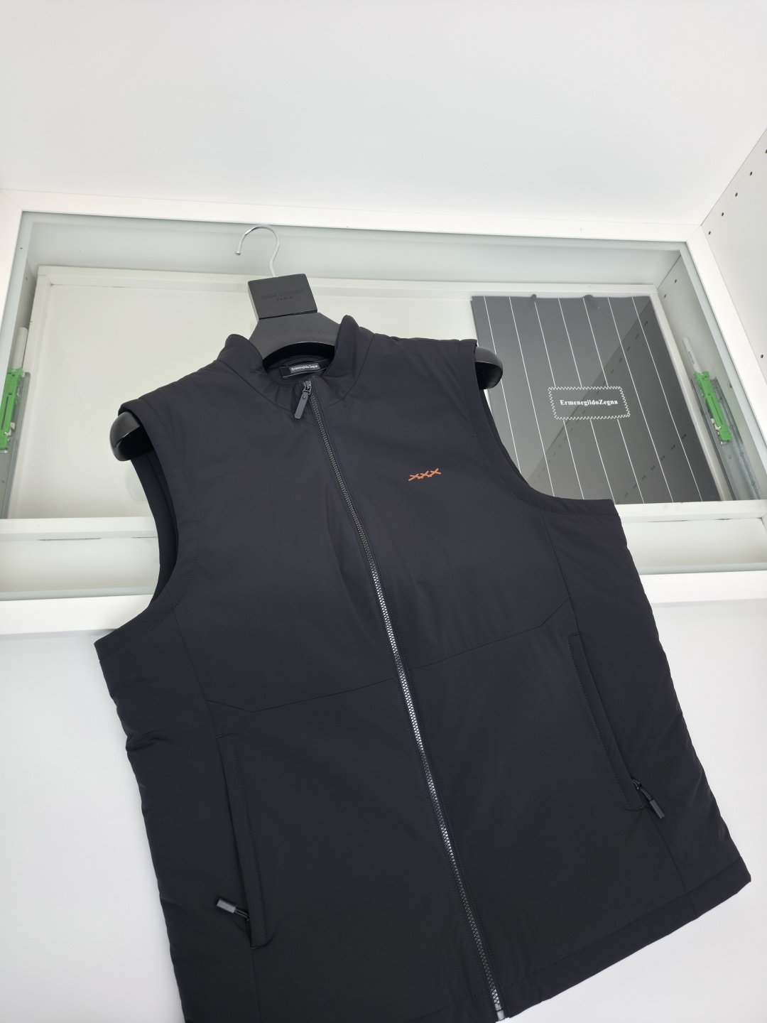 羽绒服 ZEGN*新款桑蚕丝鹅绒背心，延续一贯Z家的设计基调，通体将意式的极简、干练和纯粹主义风格极致诠