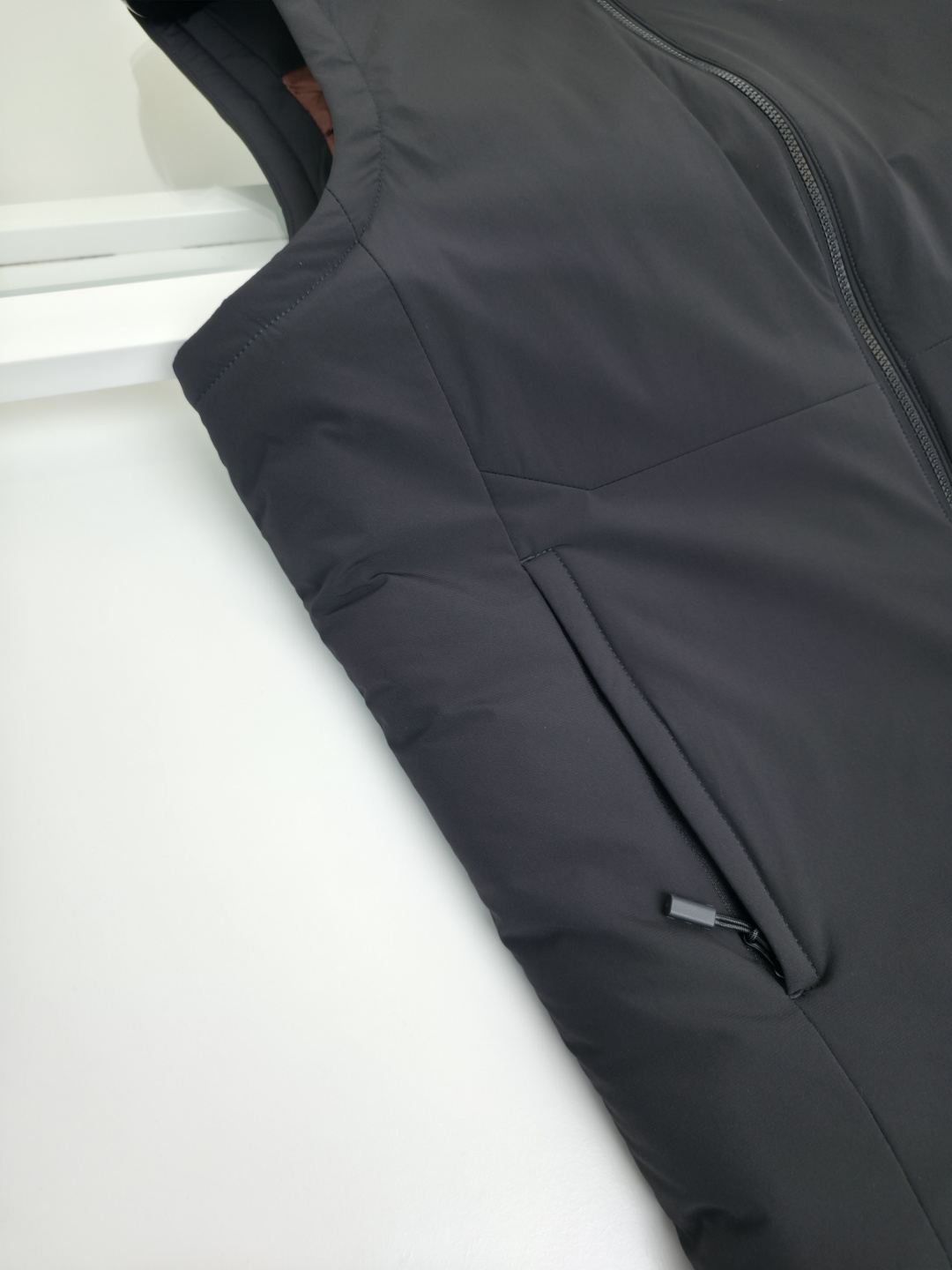 羽绒服 ZEGN*新款桑蚕丝鹅绒背心，延续一贯Z家的设计基调，通体将意式的极简、干练和纯粹主义风格极致诠