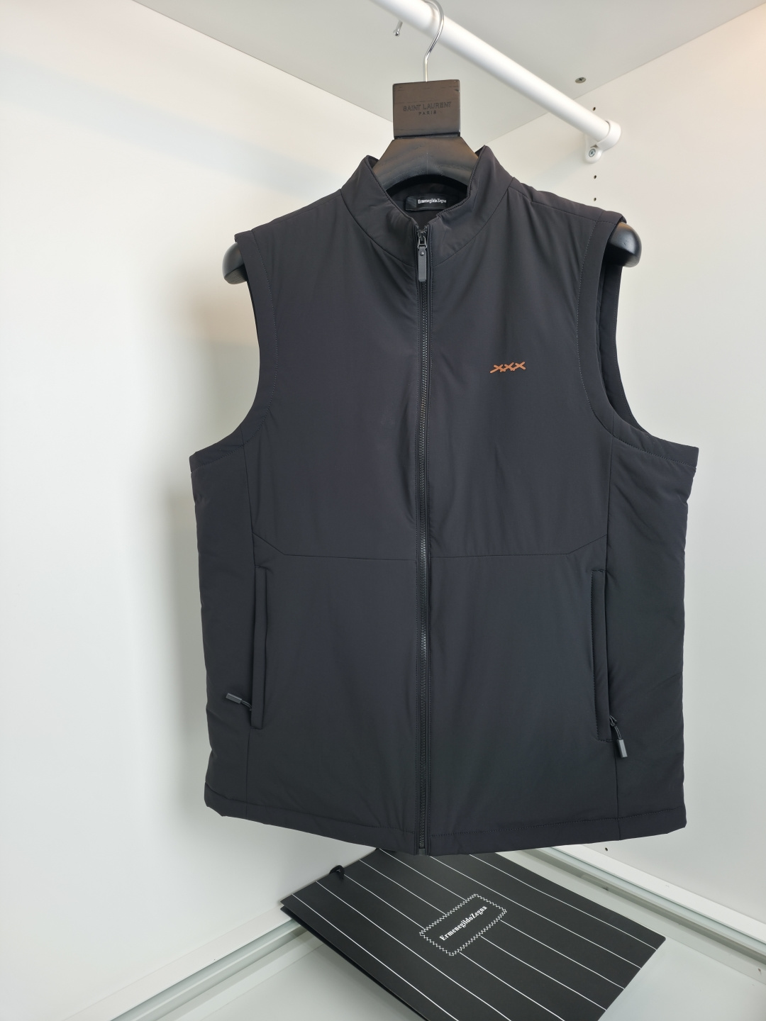 羽绒服 ZEGN*新款桑蚕丝鹅绒背心，延续一贯Z家的设计基调，通体将意式的极简、干练和纯粹主义风格极致诠