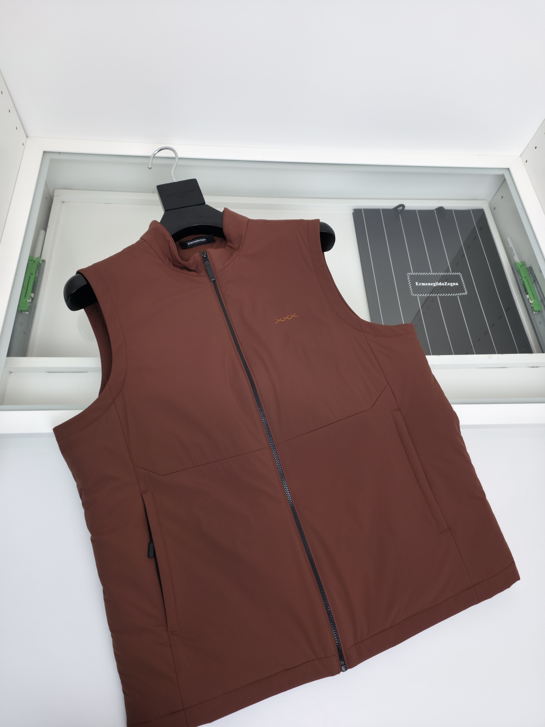 羽绒服 ZEGN*新款桑蚕丝鹅绒背心，延续一贯Z家的设计基调，通体将意式的极简、干练和纯粹主义风格极致诠