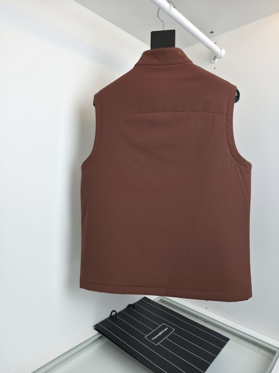 羽绒服 ZEGN*新款桑蚕丝鹅绒背心，延续一贯Z家的设计基调，通体将意式的极简、干练和纯粹主义风格极致诠