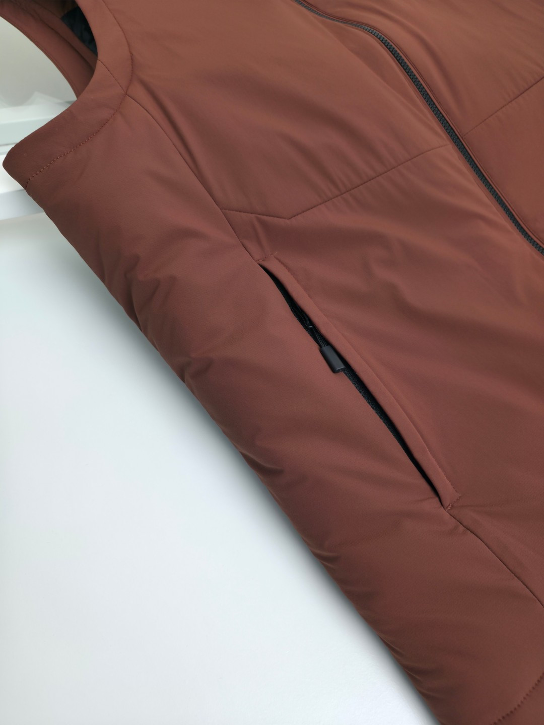 羽绒服 ZEGN*新款桑蚕丝鹅绒背心，延续一贯Z家的设计基调，通体将意式的极简、干练和纯粹主义风格极致诠