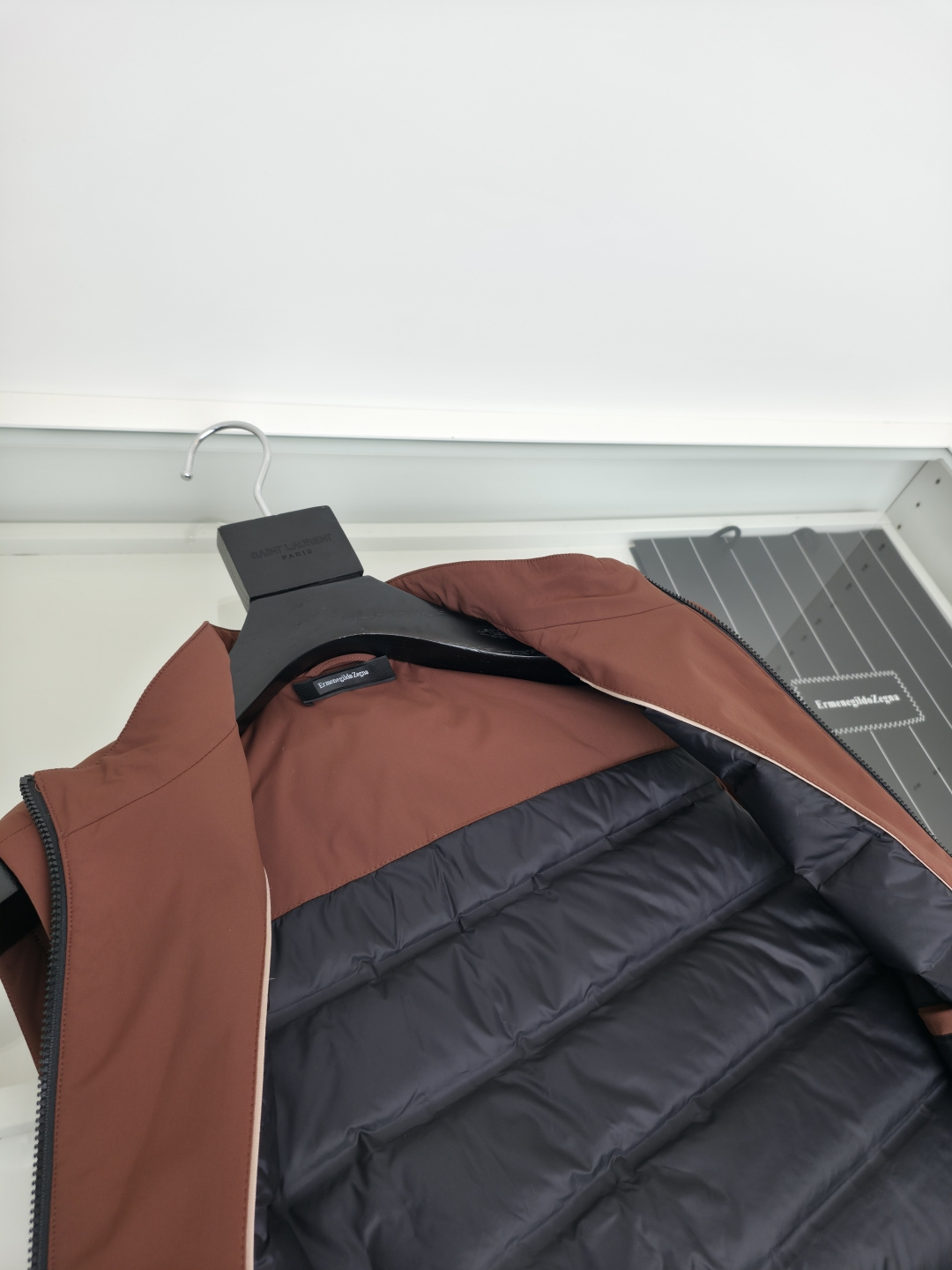 羽绒服 ZEGN*新款桑蚕丝鹅绒背心，延续一贯Z家的设计基调，通体将意式的极简、干练和纯粹主义风格极致诠