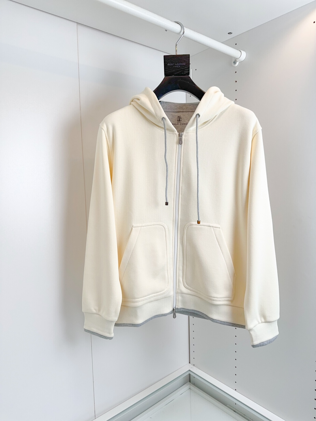 NO:638028,Bru**llo Cuci**lli is recommended by old money and new money!  Custom-made men's hooded casual sweatshirt jacket. Simple design. Contrasting colors inside and outside. Contrasting colors on the cuffs and hems. Can be matched casually to create a relaxed feeling when layered. Fitted tailoring. Pockets on both sides. Logo hardware zipper. Seemingly simple. Good fabrics and styles. Combined with ingenious details and embellishments, it can always become a classic. The fabric is made of textured tailor-made fabric. The inside is brushed. The thickness is moderate. The fabric feels comfortable and warm. It is skin-friendly and can make the upper body stiff and stylish.  Full product photo order [Color] Beige [Size] M-3XL Try on 172-148 to wear L slim fit, men's clothing, hoodie, sweatshirts, jackets & coats, hats, alexander wang19860909Bru**llo Cuci**lli 老钱新贵推荐！客供订织男士连帽休闲卫衣外套 简约的设计 内外撞色 袖口下摆点缀撞色 随意就能搭配出叠穿的松弛感 合体的剪裁 两侧插袋 标志五金拉链 看似简约 好的面料与版型 结合匠心细节点缀 总能成就经典 面料采用纹理订织料 内里磨毛 厚度适中 面料手感舒适 保暖 亲肤的同时 又能上身挺括有型 全品相订单【颜色】 米色【码数】M-3XL 试穿172-148穿L修身感,男装,hoodie,sweatshirts,jackets & coats,hats,alexander wang,Women's clothing