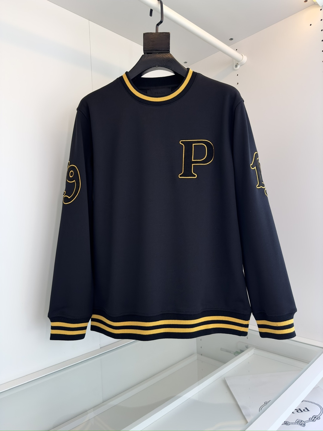 NO:638032,Pr*da Pr**a autumn and winter!  Contrasting color composite inner fleece men's round neck pullover sweatshirt. The design of the contrasting ribbed trim is very bright. The college style embroidered logo patch embellishment makes the whole body fashionable and eye-catching. Fitted tailoring. The neckline slightly fits the neck, and the overall upper body feels more fashionable. Good fit and good fabrics!  Modal blended fleece lining material. The surface is stiff and stylish with a shiny texture. The lining is fleece. The upper body is comfortable and breathable, skin-friendly and warm!  Full product photo order [Color] Black [Size] M-3XL, try on 172-145, suitable for L, Prada-clothing, prada, hoodie, sweatshirts, alexander wang19860909普*达Pr**a 秋冬！撞色复合内抓绒 男士圆领套头卫衣 很有亮点撞色罗纹饰边的设计 学院风刺绣徽标贴饰点缀 让整体时尚而吸引眼球 合体的剪裁 领口微微贴合颈部,整体上身感更具时尚感,好版型好面料！莫代尔混纺内里抓绒材质 .表面挺括有型有光泽质感 内里抓绒 上身舒适透气,亲肤 保暖！全品相订单 【颜色】 黑色【码数】M-3XL 试穿172-145穿L合适,普拉达-服装,prada,hoodie,sweatshirts,alexander wang,Women's clothing