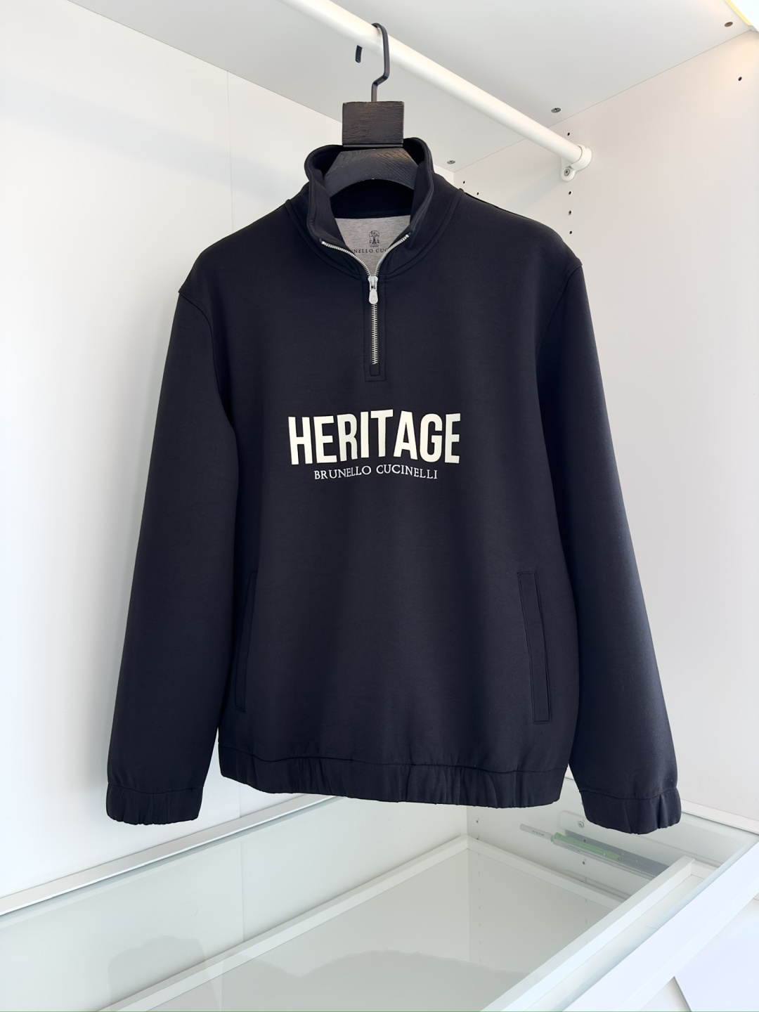 NO:638029,Trading company order tail goods Bru**llo Cuci**lli Autumn and winter old money new money men's casual half-zip pullover sweatshirt. Heritage printing on the chest combined with logo embroidery technology to present the theme design. Half-zip lapel. Excellent when worn alone. Fitted tailoring. Exquisite hardware accessories. The fabric is made of air layer material. The structural design adopts the inner, middle and outer three-piece fabric structure, thus forming an air interlayer in the fabric. Good fluffiness.  It feels Q-elastic. It can form a still air layer to achieve the warmth retention effect. It has good wrinkle resistance and is soft and comfortable. It is skin-friendly and smooth. The breathable and warm fabric has a good backbone as a whole. The upper body is tall and stylish. [Color] Black Apricot [Number of Sizes] Apricot M-3XL Black L-3XL. Limited quantity. Try on 172-148 to wear L. Suitable for men, hoodie, sweatshirts, alexander wang19860909贸易公司订单尾货 Bru**llo Cuci**lli 秋冬老钱新贵 男士休闲半拉链式套头卫衣 胸口heritage印花结合标志刺绣工艺来呈现主题设计 半拉链式翻领 单穿内搭都很出彩 合体的剪裁 精致的五金辅料 面料采用空气层的材质 通过结构设计采用里、中、外三片的织物结构,从而在织物中形成空气夹层 .蓬松性好 手感Q弹力.以形成静止空气层,从而达到保暖效果,抗皱性佳入手柔软舒适,亲 肤爽滑透气保暖面料整体又有着很好的骨干,上身挺拔有型【颜色】黑色 杏色【码数】杏色M-3XL 黑色L-3XL 数量有限 试穿172-148穿L合适,男装,hoodie,sweatshirts,alexander wang,Women's clothing