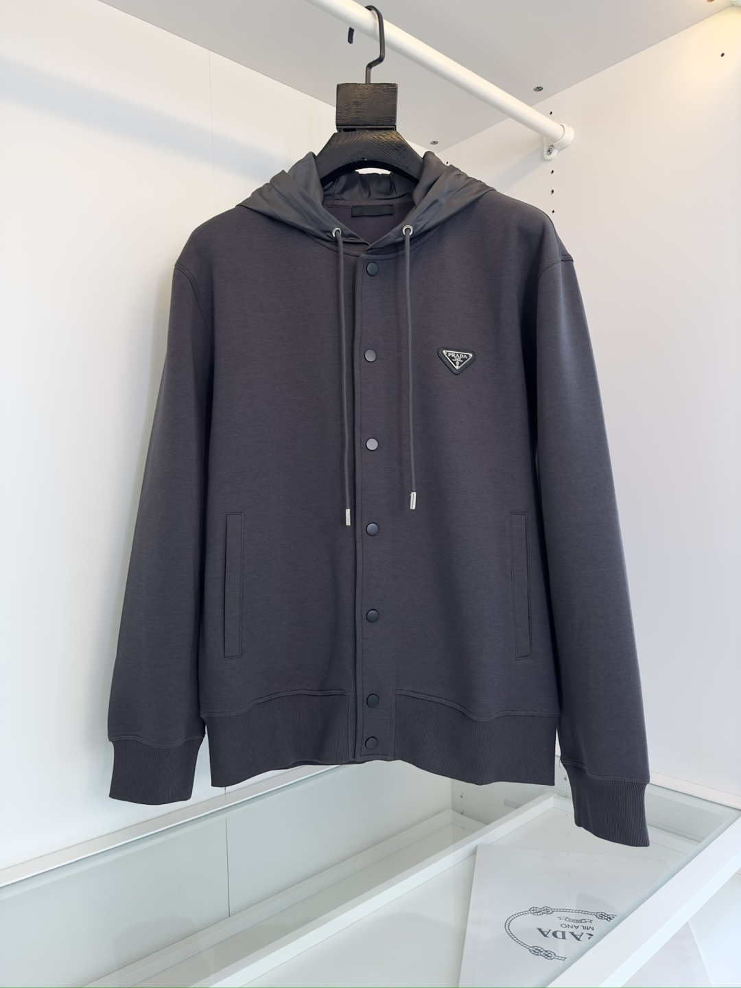 NO:638024,Pr**a is a classic and versatile fall and winter nylon hood spliced men's hooded sweatshirt jacket. The nylon hood splicing is combined with the triangular logo nameplate on the chest. Classic yet detailed highlights. Fitted tailoring. Pockets on both sides. The fabric uses a brushed air layer. It is known as a breathable fabric. Through the structural design, it adopts an inner, middle and outer three-piece fabric structure to form an air interlayer in the fabric. It has good fluffiness.  It feels Q-elastic. It can form a still air layer to achieve the thermal insulation effect. It has good anti-wrinkle properties. It is soft and comfortable, skin-friendly, smooth, breathable and warm. The overall fabric has a good backbone, making the overall upper body tall and stylish!  [Color] Gray [Size] M-3XL, try on 172-148, wear L, suitable, Prada-clothing, prada, hoodie, sweatshirts, jackets & coats, hats, alexander wang19860909普*达Pr**a 秋冬经典百搭 尼龙帽拼接男士连帽卫衣外套 尼龙帽拼接结合胸口三角标铭牌点缀 经典而不失细节亮点 合体的剪裁 两侧插袋 面料采用磨毛空气层 被誉为会呼吸的面料,通过结构设计采用里、中、外三片的织物结构,从而在织物中形成空气夹层 .蓬松性好 手感Q弹力.以形成静止空气层,从而达到保暖效果,抗皱性佳入手柔软舒适,亲 肤爽滑透气保暖面料整体又有着很好的骨干,整体上身挺拔有型！【颜色】灰色【码数】M-3XL 试穿172-148穿L 合适,普拉达-服装,prada,hoodie,sweatshirts,jackets & coats,hats,alexander wang,Women's clothing