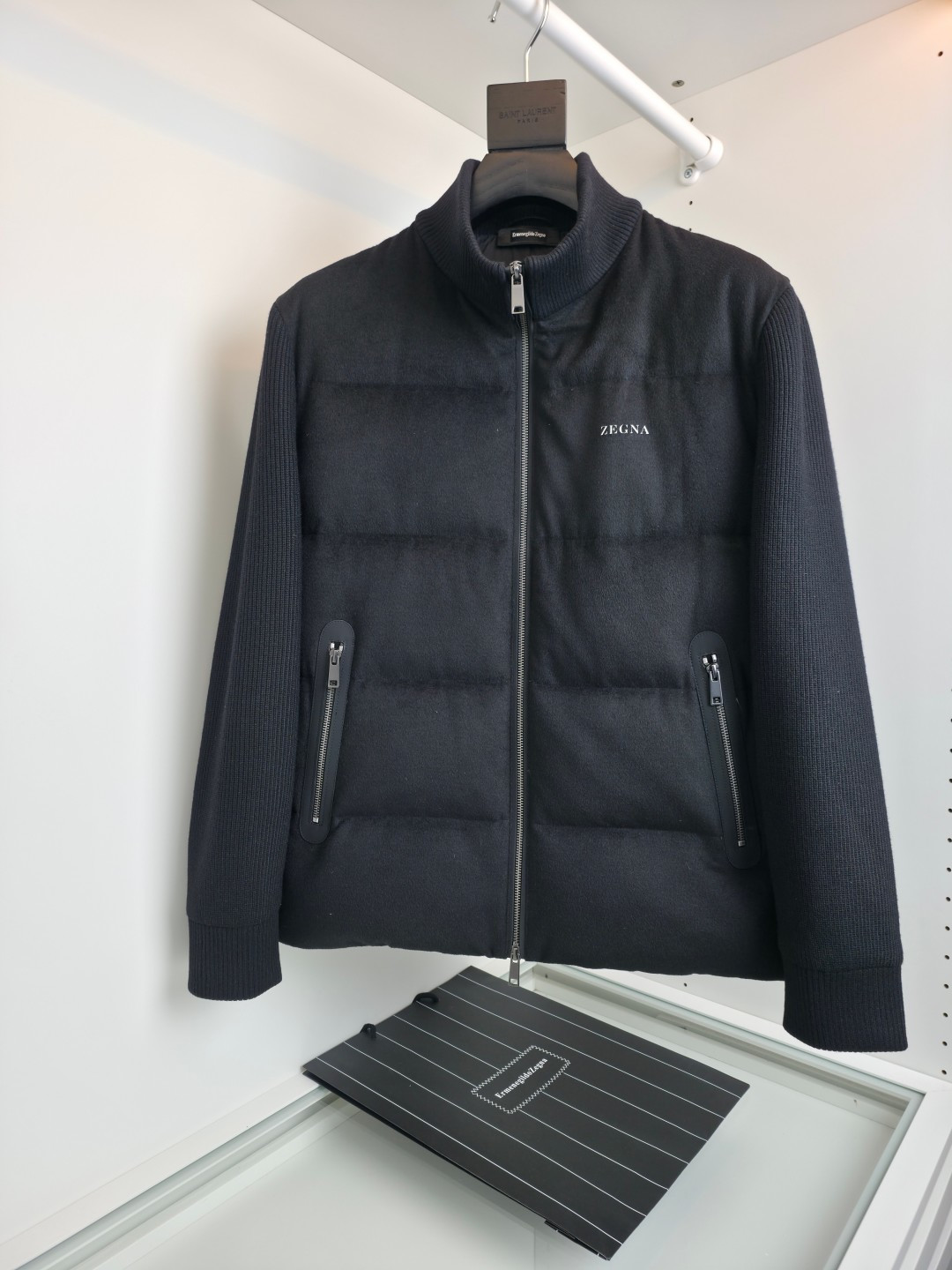 NO:638018,A foreign product from a trading company and a high-end favorite, the ZEGN* wool knitted splicing series of down jackets is made of high-quality wool blended fabrics on the front body, which feels comfortable, and is embellished with a logo on the chest. The sleeves are made of knitted wool material, which avoids the weight of the down jacket. The basic stand-up collar design highlights the immortal legend of styling temperament. The cold and windy winter allows you to have caring warmth. Excellent functionality and thermal protection are the basic principles necessary for every piece. Excellent European  The standard DIST90 feathers are treated with direct down filling technology. It has strong warmth retention, is light and breathable, and has no odor! The interior is made of Toray high-gloss polyester nylon fabric, and the texture and feel are undoubtedly superior. It has excellent windproof, cold-proof and warmth-preserving effect, and the locking velvet design  The design is extraordinary! The stand-up collar design is non-detachable. You can feel the warmth at a glance, and the efficient thermal insulation measures can lock in the warmth in minutes. The knitted sleeves on both sides are spliced, the upper body is not bloated, and it has the effect of cold protection and warmth, and the shape is first-class!  [Color] Black [Size] 48-56, men's clothing, down jacket, alexander wang19860909贸易公司洋行货,高级心水之物,ZEGN*羊毛针织拼接系列羽绒服,正面大身采用优质羊毛混纺面料,手感舒适,胸口logo点缀,袖子采用针织羊毛材料,避免了羽绒服的厚重,基本立领款设计彰显造型气质的不朽传奇.寒风凛冽的冬季让您拥有关怀备至的温暖.卓越的功能性与保暖防护是每一件所必备的基本准则.优异的欧标DIST90羽毛进行直充绒技术处理.保暖性极强,轻便透气,无异味!内里东丽高光聚脂尼龙面料,质感及手感毋庸置疑的优越.防风抗寒保暖效果极佳,锁绒设计绝非一般!立领设计,不可拆卸.一眼就能感觉出暖和的存在,高效的保暖措施让温暖分分钟锁住.两侧针织袖拼接,上身不臃肿,又兼具防寒保暖效果,造型一流！【颜色】黑色【尺码】48-56,男装,down jacket,alexander wang,Women's clothing