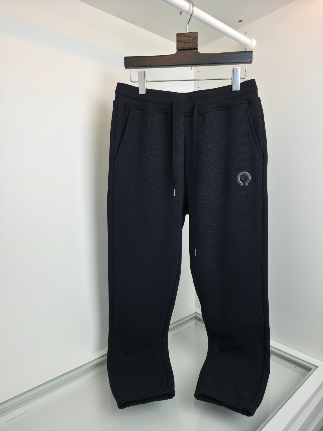 NO:638713,Kroxin autumn and winter velvet pants, comfortable gold velvet composite material, logo, fashionable casual warm sports trousers!  The brand logo is decorated on the front, and the pants form a sharp contrast, making it very luxurious and recognizable!  The back is made of imported high-weight cotton blended material. The fabric is high-weight and has a delicate and moist feel. The lining is made of dense and skin-friendly velvet processing, making it more warm and comfortable to wear, giving you the most intimate and warm wearing experience in autumn and winter!  The high elasticity and loose waistband + thick braided drawstring design improve the stretchability and fit of the waistband, making the wearing effect more comfortable and fit!  The basic and conventional sweatpants are cut in a basic style. The upper body is invincible in terms of fashionability and slimming effect. It is a versatile product that can be worn without any restrictions!  [Color] Black [Size] M-XXL, chrome hearts-clothing, chrome hearts, alexander wang19860909克罗心秋冬加绒裤,舒适金丝绒复合材料 徽标Logo时尚休闲保暖运动长裤！正面徽标品牌Logo装饰,裤身形成鲜明的对比,非常的具有奢华辨识度！后背拼皮,客供进口高克重棉质混纺材质,面料克重高且手感细腻温润,内里绵密亲肤的加绒工艺处理,令着穿更加的保暖舒适,给你秋冬季最贴心温暖的着穿享受！高弹力加宽松紧裤腰+编织粗线抽绳设计,提升裤腰伸展性与贴合度,让着穿效果更是舒适合体！基础常规的运动裤版型裁剪,上身无论是时髦度还是显瘦效果都堪称无敌,属于通穿无限制的百搭臻品！【颜色】黑色【尺码】Ｍ-XXL,克罗心-服装,chrome hearts,alexander wang,Women's clothing