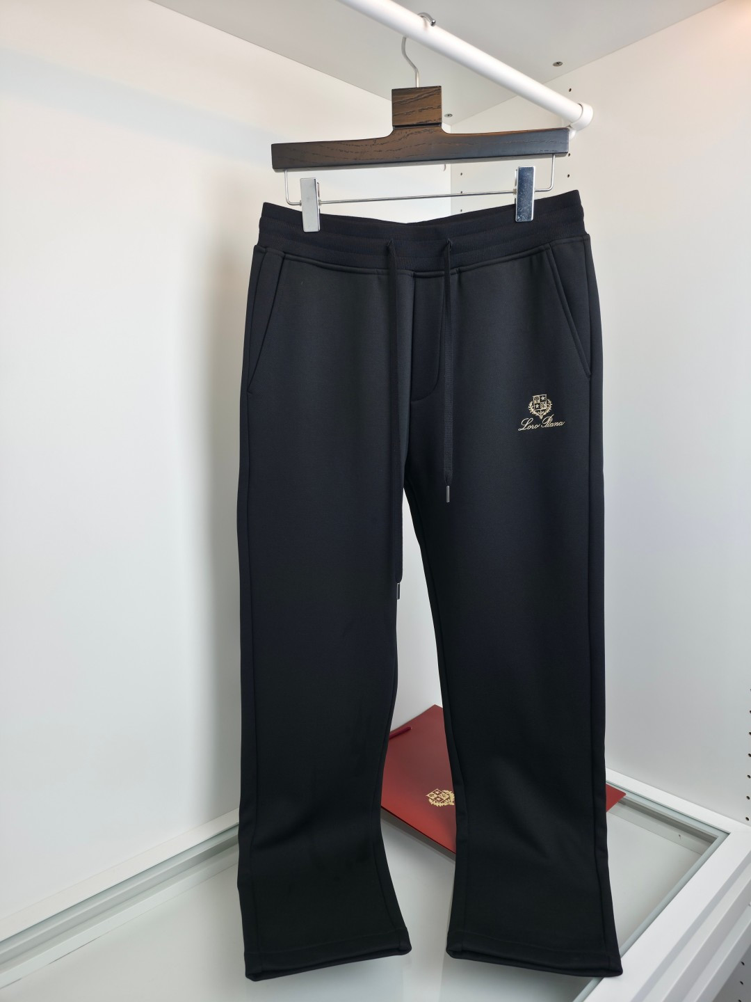 NO:638710,Loro piana autumn and winter velvet trousers, comfortable gold velvet composite material, logo, fashionable casual warm sports trousers!  The brand logo is decorated on the front, and the pants form a sharp contrast, making it very luxurious and recognizable!  The imported high-weight cotton blended material is supplied by the customer. The fabric is high-weight and has a delicate and moist feel. The lining is made of dense and skin-friendly velvet processing, making it more warm and comfortable to wear, giving you the most considerate and warm wearing experience in autumn and winter!  The high elasticity and loose waistband + thick braided drawstring design improve the stretchability and fit of the waistband, making the wearing effect more comfortable and fit!  The basic and conventional sweatpants are cut in a basic style. The upper body is invincible in terms of fashionability and slimming effect. It is a versatile product that can be worn without any restrictions!  [Color] Black [Size] M-XXL, men's clothing, loro piana, alexander wang19860909Loro piana秋冬加绒裤,舒适金丝绒复合材料 徽标Logo时尚休闲保暖运动长裤！正面徽标品牌Logo装饰,裤身形成鲜明的对比,非常的具有奢华辨识度！客供进口高克重棉质混纺材质,面料克重高且手感细腻温润,内里绵密亲肤的加绒工艺处理,令着穿更加的保暖舒适,给你秋冬季最贴心温暖的着穿享受！高弹力加宽松紧裤腰+编织粗线抽绳设计,提升裤腰伸展性与贴合度,让着穿效果更是舒适合体！基础常规的运动裤版型裁剪,上身无论是时髦度还是显瘦效果都堪称无敌,属于通穿无限制的百搭臻品！【颜色】黑色【尺码】Ｍ-XXL,男装,loro piana,alexander wang,Women's clothing