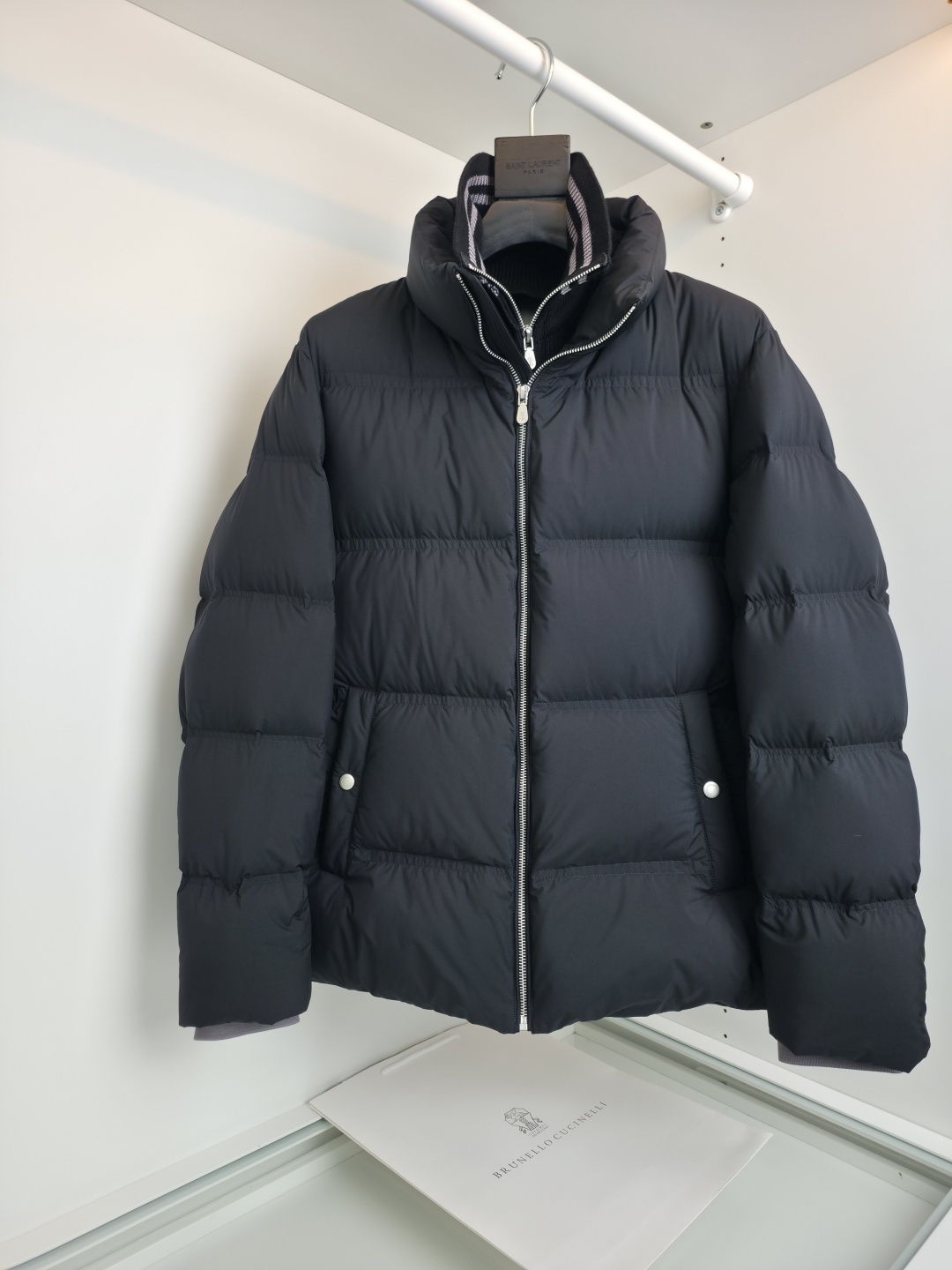 NO:638730,Brun*lle cune*lli 2025 autumn and winter business commuter double placket down jacket! The elegant woolen inner placket creates a false two-piece effect while keeping warm. The stand-up collar design has pockets on both sides. Zipper placket pocket details are embellished. Fitted tailoring. It can be used in different scenarios for business commuting. The surface of the fabric has a slight stretch of technical fabric, which is comfortable and not tight. The interior is filled with 90 white duck down, which is warm and stylish! No pressure on the body, the upper body is as light as nothing and has a good skin-friendly feeling. All hardware accessories are in order. [Color] Black Dark Blue Khaki [Number of Codes] 48-54. Try on 172-148. L is suitable. Men's clothing, brunello cucinelli, jackets & coats, down jacket, alexander wang19860909Brun*lle cune*lli 2025秋冬商务通勤双门襟羽绒外套！优雅的毛织内门襟在保暖的同时形成假两件效果,立领设计 两侧插袋 拉链门襟口袋细节点缀 合体的剪裁 商务通勤应用不同场景 面料表层科技面料有微微弹力 舒适没有紧绷 内裡90白鸭绒填充 保暖有型 ！不压身,上身轻若无物 又有很好亲肤感 五金配件全品相订单【颜色】黑色 深蓝色 卡其色【码数】48-54 试穿172-148穿L合适,男装,brunello cucinelli,jackets & coats,down jacket,alexander wang,Women's clothing