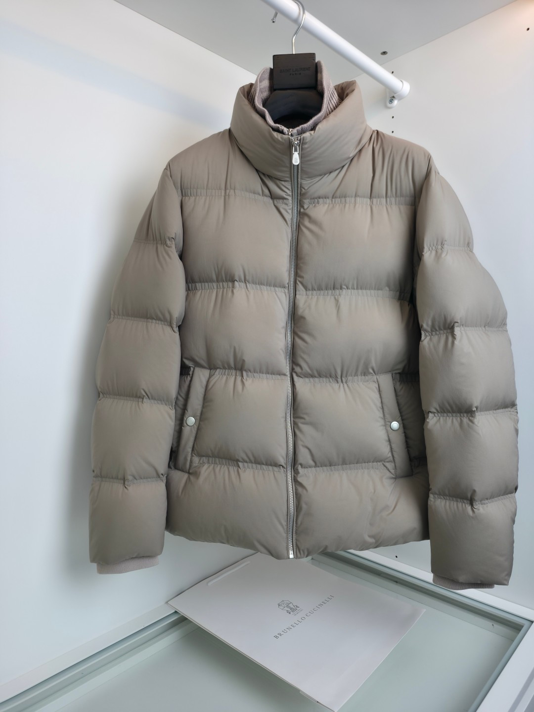 NO:638704,Brun*lle cune*lli 2025 autumn and winter business commuter double placket down jacket! The elegant woolen inner placket creates a false two-piece effect while keeping warm. The stand-up collar design has pockets on both sides. Zipper placket pocket details are embellished. Fitted tailoring. It can be used in different scenarios for business commuting. The surface of the fabric has a slight stretch of technical fabric, which is comfortable and not tight. The interior is filled with 90 white duck down, which is warm and stylish! No pressure on the body, the upper body is as light as nothing and has a good skin-friendly feeling. All hardware accessories are in order. [Color] Black Dark Blue Khaki [Number of Sizes] 48-54, try on 172-148, suitable for L, men's clothing, brunello cucinelli, jackets & coats, down jacket, alexander wang19860909Brun*lle cune*lli 2025秋冬商务通勤双门襟羽绒外套！优雅的毛织内门襟在保暖的同时形成假两件效果,立领设计 两侧插袋 拉链门襟口袋细节点缀 合体的剪裁 商务通勤应用不同场景 面料表层科技面料有微微弹力 舒适没有紧绷 内裡90白鸭绒填充 保暖有型 ！不压身,上身轻若无物 又有很好亲肤感 五金配件全品相订单【颜色】黑色 深蓝色 卡其色【码数】48-54试穿172-148穿L合适,男装,brunello cucinelli,jackets & coats,down jacket,alexander wang,Women's clothing