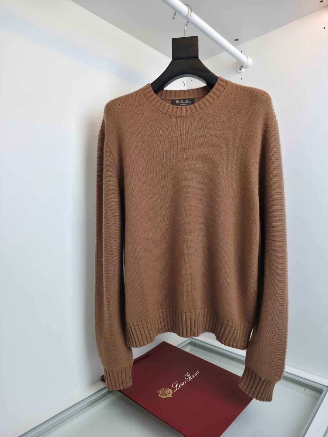 NO:638727,Loro piana old money style sweater, Korean customer order, Cervatto series crew neck top harmoniously weaves traditional and modern yarns in balanced proportions, showing a timeless and sophisticated style. This jersey pullover is made of fine and soft small wool, gently hugging the body, regular fit and soft texture create an extraordinary comfortable wearing experience. The shoulders are decorated with contrasting exquisite embroidery patterns, and the details show timeless charm. [Size] S-XL, men's, loro  piana,sweaters,alexander wang19860909Loro piana老钱风毛衣,韩国客户订单,Cervatto系列圆领上衣以平衡比例和谐编织传统与现代的纱线,尽情彰显隽永精致风范.这款平纹针织套头衫采用细腻柔软的小羊毛制成,轻柔包裹身体,常规版型和柔软质地营造非凡舒适的穿着体验.肩部饰以对比鲜明的精巧刺绣图案,细节之处彰显隽永魅力.【尺码】S-XL,男装,loro piana,sweaters,alexander wang,Women's clothing