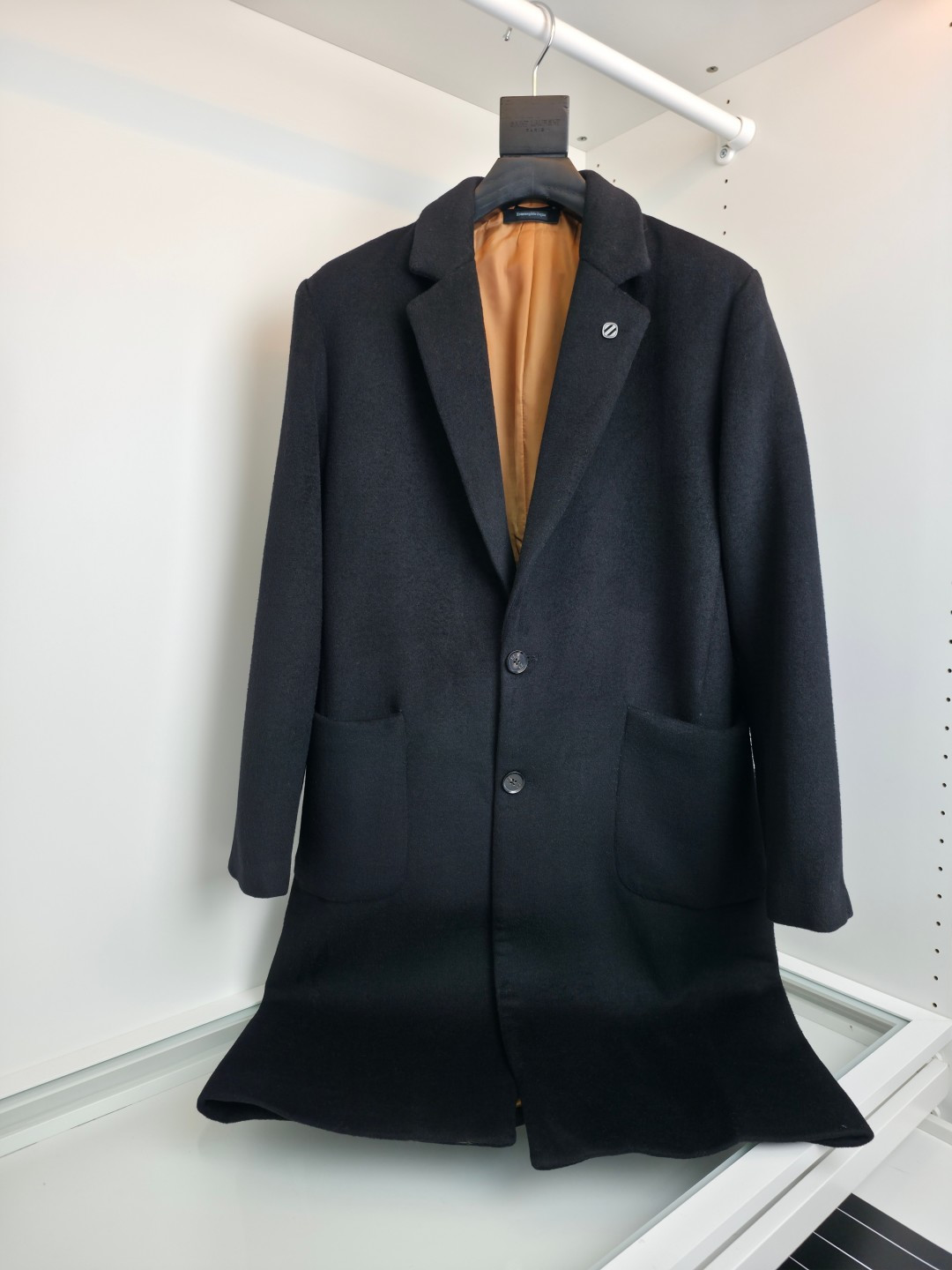 NO:638724,XXX Zegna new autumn and winter wool coat, luxury series EZ high-end brand line, men's classic mid-length business casual woolen coat jacket!  Trading company channels are rare, leading official website sales!  Recommended major show coats in autumn and winter, British-style celebrity outfits, perfect for enhancing your fashionable taste and temperament. They can hold up to the occasion as well as dress casually!  This model is made of imported high-quality worsted wool fabric. The fabric is crisp and stylish, with a delicate and soft feel. It has a strong luxurious texture. It is matched with a shiny fiber lining of the same color as the body, making it extremely comfortable and warm to wear!  The ready-made garments are made of pure black body, with a classic double-button design on the placket, decorated with horn buttons with natural texture, and straight and even stitching, perfectly presenting the high-end details!  The fashionable mid-length version, sophisticated tailoring techniques and just the right body design, needless to say, the aura of the upper body, instantly gives you the look of a star!  [Color] Khaki Black [Size] M-XXL Size M should have sleeve length 76cm - bust 114cm - length 116cm Size L should have sleeve length 78cm - bust 118cm - length 118cm  Recommended size (loose fit) I am 174kg tall, so I tried on size L which is suitable!  For boys, choose size M if you weigh less than 150 pounds, choose size L if you weigh up to 150 pounds, choose size XL if you weigh 150-165 pounds, choose size XXL if you weigh 165-180 pounds, men's clothing, jackets & coats, alexander wang19860909XXX Zegna秋冬新款羊毛大衣,luxury系列EZ高端品牌线,男士经典中长款商务休闲毛呢大衣外套！贸易公司渠道稀出,领先官网发售！秋冬季重磅秀款大衣推荐,英伦味十足的明星穿搭单品,是提升时髦品味与气质的完美之选,撑得了场面也扮得了休闲！ 此款客供进口优质精纺羊毛面料制成,面料挺括有型,手感细腻柔软,具有极强的奢华质感,搭配衣身同色富有光泽的纤维内衬,着穿上身舒适保暖程度都达到了极致！成衣选用纯黑色调衣身,搭配门襟经典双扣设计,一颗颗自带天然纹理的牛角扣装饰,与针迹平直均匀的走线,将细节高级感完美呈现！时尚的中长款版型,足够精良的裁剪工艺与恰到好处的衣身设计,上身气场不用多说,瞬间有着明星穿搭效果的既视感！【颜色】卡其 黑色【尺码】M-XXL M 码肩连袖长76cm-胸围114cm-衣长116cm L码肩连袖长78cm-胸围118cm-衣长118cm XL码肩连袖长80cm-胸围122cm-衣长120cm XXL码肩连袖长82cm-胸围126cm-衣长122cm 尺码推荐（宽松版型） 身高174-斤,试穿L码合适！ 男生体重斤以内选择M码,-150斤选择L码,150-165斤选择XL码,165-180斤选择XXL码,男装,jackets & coats,alexander wang,Women's clothing