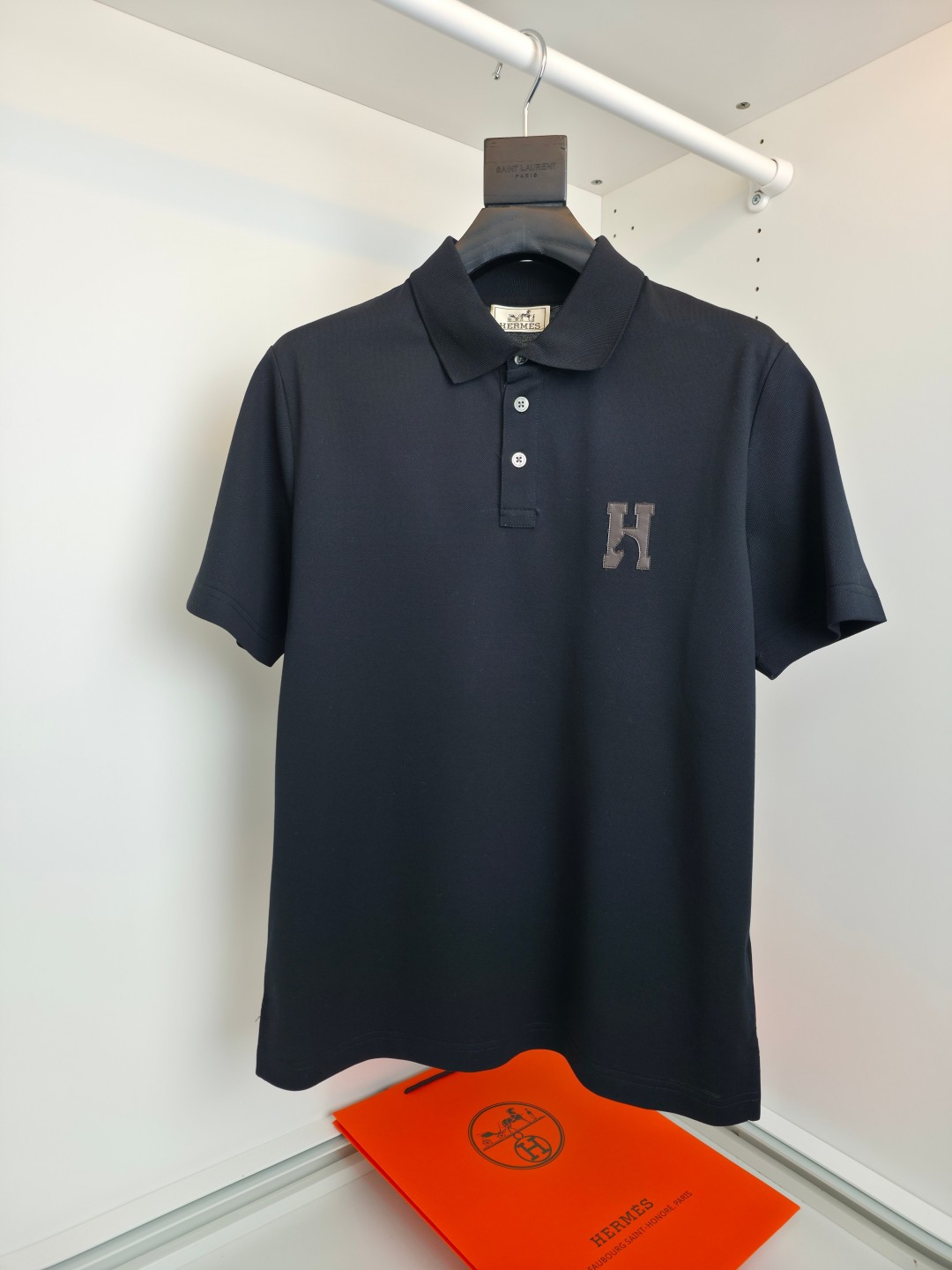 NO:743322,The highest version on the market, the girl will inspect the goods, trim the three marks on the threads, and deliver the goods. You can post pictures and take videos. If you want quality or service, please add me on WeChat. We will not accept urgent orders. He*mès 2026 Spring and Summer, cabinets are on sale!  H Year of the Horse Cheval leather embroidered lapel short-sleeved POLO shirt. Classic three-color combination. The embellishment embroidery of the logo H is presented using leather embroidery technology. It is simple but has detailed highlights. The micro-wide tailoring of the H family is not as wide as the fashion brand. It is slightly loose and the business casual size is just right. The upper body is fashionable and textured. The quality is single. Before cutting, the fabric is strictly washed according to the standard of 5 times before dyeing to control the shrinkage rate.  Within 2, the slightly loose tailoring meets the simple needs of commuters for dressing. The upper body effect is very good, slimming, and not picky about the figure. The fabric is made of mercerized Judy cotton!  The surface is shiny, the upper body is comfortable and smooth, and the workmanship of the fabric is impeccable. Only good craftsmanship and good fabrics can give you a good taste. [Color] Black White Orange [Size Number] M-319860909市面最高版本小妹验货、修剪线头上三标、发货可发图及拍视频,要品质要服务的加我微信,不接急单. 爱 *仕(He*mès) 2026春夏,柜在售！ H马年 Cheval 皮革刺绣翻领短袖POLO衫 经典三种色系搭配,标志H的点缀刺绣 采用皮绣工艺来呈现 简洁但很有细节亮点 H家的微阔剪裁 不像潮牌那么的宽大 略微的宽松 商务休闲尺度刚刚好 上身时尚而有质感 品质单,面料在裁剪前,严格按照染 色前5次洗水的标准 , 将缩水率控制在 2之内,略宽松的剪裁,满足通勤人们对于着装的简约需求,上身效果很 好, 显瘦,不挑剔 身材.面料采用丝光朱迪棉！表面富有光泽,上身舒适顺滑,面料做工.... 无可 挑剔, 好工艺好面料才能穿出好品味一款【颜色】黑色 白色 橙色【码数】M-3XL 试穿172-148穿L码合适,爱马仕-服装,hermes,T-shirt,,Women's clothing