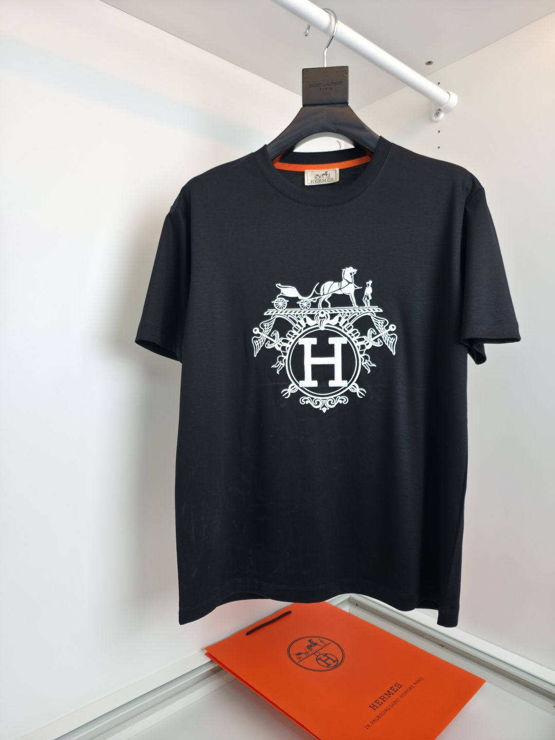 NO:743326,The highest version on the market, the girl will inspect the goods, trim the three marks on the threads, and ship the goods. You can post pictures and take videos. If you want quality or service, please add me on WeChat. We will not accept urgent orders. Herm*s 2026 new embroidered round neck T-shirt, 80-count mercerized thousands-needle embroidered short-sleeved T-shirt for men and women, luxury Herm logo with high definition!  Thick plate three-dimensional!  The upper body of the liquid ammonia fabric is comfortable and smooth. The pure cotton combing and compact spinning process make the fabric smooth and compact, giving the overall fabric a high-end feel. Professionally provided by big brands, the quality is absolutely guaranteed. The overall high breathability and softness are more prominent, and the full cotton texture causes extreme comfort. This T-shirt is very suitable for hot summers, low-key yet fashionable, and has high washability. The workmanship of the entire piece of clothing perfectly reflects the brand's design concept and sophisticated production technology. [Color] Black White  Blue [Size] M-3XL, Hermes-clothing, hermes, hermes, T-shirt, tees, t-shirt,19860909市面最高版本小妹验货、修剪线头上三标、发货可发图及拍视频,要品质要服务的加我微信,不接急单. Herm*s爱马*2026新款刺绣圆领T恤,80支丝光万针刺绣T恤短袖男女同款,奢华爱马logo清晰度高！厚板立体！液氨面料上身舒适爽滑,纯棉精梳加上紧密纺纱工艺又使面料光滑紧密得到整体面料的高级感,大牌专业提供,质量绝对保证.整体高透气和柔软性的质感更加凸显,饱满的棉质感引起极度舒适.这件T恤非常适合炎炎夏日,低调而不失时尚感,耐洗性能高.整件衣服的做工完美体现出品牌的设计理念和精良的制作工艺.【颜色】黑色 白色 蓝色【尺码】M-3XL,爱马仕-服装,hermes,hermes,T-shirt,tees，t-shirt,,Women's clothing