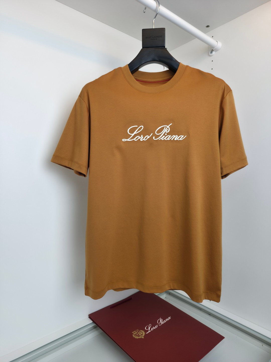 NO:743327,The highest version on the market, the girl will inspect the goods, trim the three marks on the threads, and deliver the goods. You can post pictures and take videos. If you want quality or service, please add me on WeChat. We will not accept urgent orders. Lo*ro P*nanuo u Pian Ya is recommended by old money!  Limited edition in Japan. Classic logo embroidered round neck short-sleeved T-shirt. Classic and versatile design. Simple logo embroidery design. Embroidered with imported Behringer embroidery machine. Master craftsman with more than ten years of plate making. Every stitch is very delicate. Look at the details. The pattern is colorful.  Easy to wear, versatile, classic and timeless!  The fabric is made of silkworm double-sided mercerized material supplied by customers. The internal and external mercerization treatment gives the surface a warm luster. The upper body makes skin contact with the fabric more comfortable. The upper body is very high-end. It is skin-friendly and breathable, crisp and stylish. Full order order [Color] Black Caramel White [Size] M-319860909市面最高版本小妹验货、修剪线头上三标、发货可发图及拍视频,要品质要服务的加我微信,不接急单. Lo*ro Pi*na诺 u翩雅 老钱推荐！日本限定款 经典标志刺绣圆领短袖T恤 经典百搭款 简约标志行书刺绣的设计 以进口百灵达绣花机刺绣.十几年的老师傅 制版 一针一线非常精致 看细节 图案 色彩丰富 立体有型来呈现,上身高端而显质感合体的版型 领口微微贴合颈部 上身挺拔而更具时尚感 整体上身感不会过紧或者过松 对身材很友好 好穿又百搭经典不过时！ 面料采用 客供桑蚕双面丝光料 内外丝光的处理 让表面有着温润的光泽感 上身让皮肤接触面料更加舒适. 上身很高档 亲肤透气,挺括有型 全品相的订单【颜色】黑色 焦糖色 白色 【尺码】M-3XL 试穿172-148穿L合适,男装,T-shirt,tees，t-shirt,,Women's clothing