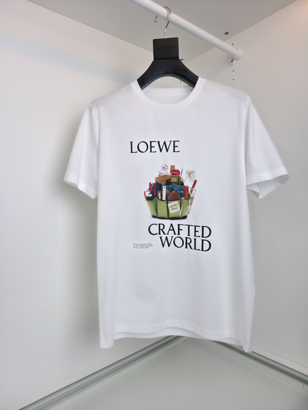 NO:743301,The highest version on the market, the girl inspects the goods, trims the three marks on the threads, and delivers the goods. You can send pictures and videos. If you want quality and service, add me on WeChat. We will not accept urgent orders. LOEWE Crafted World is a limited edition of the exhibition theme. The cartoon hand-painted theme is full of fashion. Heidelberg high-definition printing technology. Look at the details. The pattern is rich in color and three-dimensional. It makes the overall upper body feel more textured. Fitted tailoring. The collar slightly fits the neck and the upper body is more fashionable.  The fabric is made of mercerized cotton. The surface has a warm luster. It is skin-friendly, breathable and has a good sense of stiffness. Both boys and girls can easily control the outfit; [Color] Black White [Size Number] M-3XL, try on 172-148 to wear L for a slim fit, Loewe-clothing, loewe, loewe,19860909市面最高版本小妹验货、修剪线头上三标、发货可发图及拍视频,要品质要服务的加我微信,不接急单. LOEWE罗意威Crafted World（匠心世界） 展览主题的限定款,卡通手绘主题充满时尚感 海德堡高清印刷工艺 看细节 图案 色彩丰富 立体有型 让整体的上身感更显质感 合体的剪裁 领口微微贴合颈部 上身更显时尚感 面料采用丝光棉的材质 表面有着温润的光泽感 亲肤 透气 又有很好的挺括感 男生女生皆可轻松驾驭穿搭；【颜色】黑色 白色【码数】M-3XL ,试穿172-148穿L修身感,罗意威-服装,loewe,loewe,,Women's clothing