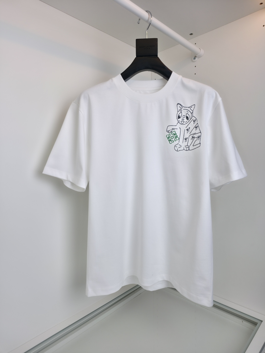 NO:743306,The highest version on the market, the girl will inspect the goods, trim the three marks on the threads, and deliver the goods. You can send pictures and take videos. If you want quality or service, please add me on WeChat. We will not accept urgent orders. LOEWE L**WE 2026 Spring and Summer LOEWE  Contrast color logo embroidery on the chest, logo embellishment combined with cartoon kitten theme. Childlike fashion is presented in embroidery. Imported Behringer embroidery machine embroidery. Master craftsman with more than ten years of plate making. Every stitch is very delicate. Look at the details. The pattern is rich in color and three-dimensional. It makes the overall upper body feel more textured. Fitted tailoring. The neckline slightly fits the neck and the upper body is more fashionable. The fabric is made of mercerized cotton. The surface has a warm luster. It is skin-friendly and breathable.  It also has a good sense of stiffness and can be easily worn by boys and girls; [Color] Black White [Size] M-3XL, try on 172-148 and wear L for a slim fit, Loewe-clothing, loewe, loewe, T-shirt,19860909市面最高版本小妹验货、修剪线头上三标、发货可发图及拍视频,要品质要服务的加我微信,不接急单. 罗*威L**WE 2026春夏 LOEWE X Suna Fujita 合作款系列 重工刺绣圆领短袖T 恤 如果问那家的LOGO 最好看 绝对是它家！胸口撞色标志刺绣logo点缀结合卡通小猫主题 童趣时尚感以刺绣来呈现 进口百灵达绣花机刺绣.十几年的老师傅 制版 一针一线非常精致 看细节 图案 色彩丰富 立体有型 让整体的上身感更显质感 合体的剪裁 领口微微贴合颈部 上身更显时尚感 面料采用丝光棉的材质 表面有着温润的光泽感 亲肤 透气 又有很好的挺括感 男生女生皆可轻松驾驭穿搭；【颜色】 黑色 白色【码数】M-3XL ,试穿172-148穿L修身感,罗意威-服装,loewe,loewe,T-shirt,,Women's clothing