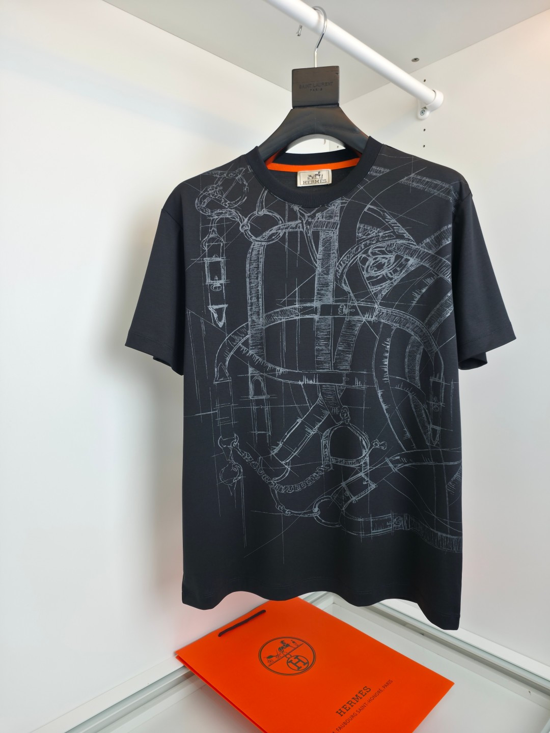 NO:710876,He*mès Spring/Summer 2025 I like his design, Cavalcade pattern printed slightly wide round neck short-sleeved T-shirt Design concept Free lines outline pencil sketches, cleverly echoing Henri d'Origny's past sketches. Horse bits, stirrups and harness are elegantly intertwined to create a geometric pattern that celebrates Hermès' equestrian heritage. This piece pays homage to classics through reinterpretation  The design is presented using the color discharge printing process, and the upper body is fashionable and gives a modern atmosphere. The original slightly wide cut, the neckline slightly fits the neck, making the overall upper body more youthful and fashionable. Before cutting, the fabric is strictly in accordance with the standard of washing 5 times before dyeing, and the shrinkage rate is controlled within 2. The fabric is made of custom-made high-weight pure cotton texture, with a warm luster on the surface. The upper body is comfortable and smooth, showing high-end. It is skin-friendly, breathable, and has a good crisp feeling. [Color] Black  White [size number] M-3XL, try on 172-148, L size is suitable, Hermès-clothing, hermes, T-shirt, tees, t-shirt,19860909爱*仕(He*mès) 2025春夏 喜欢他家的设计,卡瓦尔卡多图案印花微阔圆领短袖T恤衫 设计理念 自由线条勾勒出铅笔素描,巧妙呼应亨利·道西尼（Henri d'Origny）过去的速写画.马衔、马镫和挽具优雅交织,营造出颇具几何感的图案,以此颂扬爱马仕的马术传统.这款作品通过重新诠释致敬经典 设计采用彩拔印工艺来呈现,上身时尚而赋予现代气息感 原版微阔的剪裁,领口微微贴合颈部,让整体上身更显年轻时尚 , 面料在裁剪前,严格按照染色前5次 洗水的标准, 将缩水率控制在2内, 面料采用客供定织高克重纯棉质地,表面有着温润的光泽感,上身舒适顺滑,显高档 亲肤 透气,又有很好挺括感【颜色】黑色 白色【码数】M-3XL 试穿172-148 穿L码合适,爱马仕-服装,hermes,T-shirt,tees，t-shirt,,Women's clothing