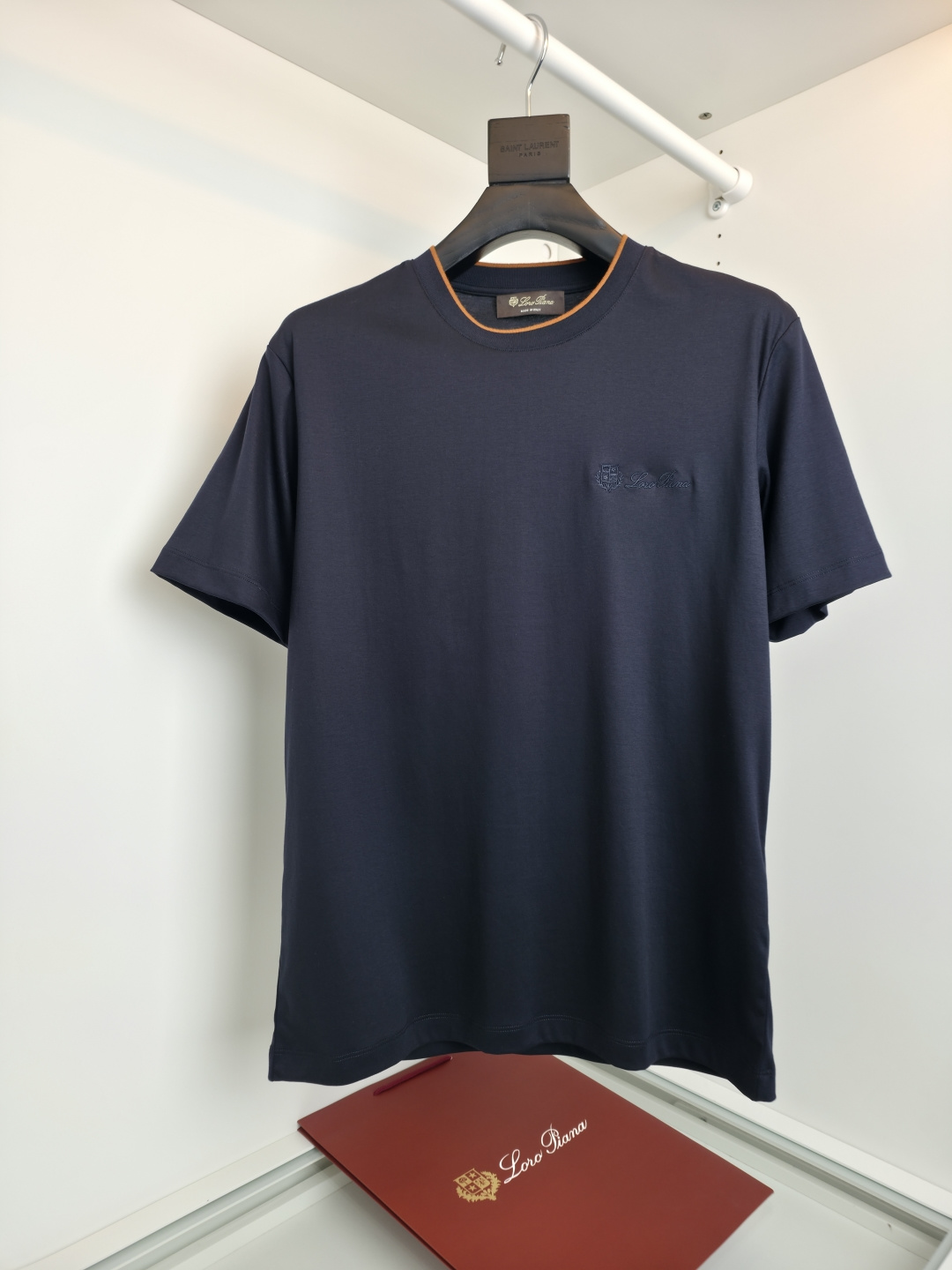 NO:710858,Lo*ro P*na Nuo Pianya 26 spring and summer capsule series!  For urban outdoor use, there is a versatile round neck short-sleeved Par men's T-shirt. I usually like outdoor sports, mountain climbing, and fitness. This is highly recommended. Minimalist design, contrasting color embellishment on the collar, and embossed logo design on the chest. It gives people an expensive texture. Slightly loose tailoring. The upper body is slightly wider but not fat. Look at the fabric. It is different from ordinary materials on the market. Fabric control highly recommends it. Look at the fabric. The brand's high-grade imported polyester fabric is wear-resistant, wrinkle-resistant, quick-drying, easy to care for, has a certain amount of elasticity, and the upper body is very light.  It does not loosen after long-term wear. The surface has a slight luster. The upper body highlights the sense of quality. [Color] Gray White Hidden Black [Size] M-319860909Lo*ro Pi*na诺 u翩雅 26春夏 胶囊系列！城市户外有 百搭圆领短袖Par男士T恤衫 平时喜欢 户外运动 爬山 健身 这款强烈推荐 极简的设计 领口撞色点缀 胸口标志压凸标志设计 给人一眼贵的质感 略微宽松的剪裁 上身微宽而不肥垮 看面料 区别市面一般料,面料控强烈推荐,看面料 品牌高等级进口聚酯纤维面料 耐磨 耐皱 速干 好打理 有一定的弹力 上身非常轻盈的同时 久穿不松垮 表面有微微光泽感 上身凸显品质感【颜色】 灰色 白色 藏黑 【码数】M-3XL 试穿172-148穿L合适,男装,T-shirt,tees，t-shirt,,Women's clothing