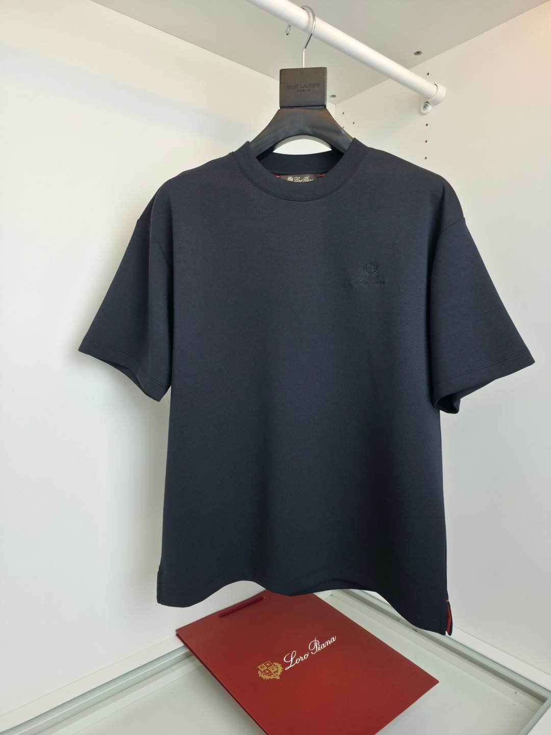 NO:710864,LP Korean customer order, the model that is always out of stock at the counter, Loro Piana, the favorite of high-end people* It is the best product from Italian designers!  Shipped from Guangdong OEM!  This dress is really eye-catching!  Loro Piana uses Korean custom-made soft high-performance space cotton. The micro-wide version is simple and timeless, and the exquisite tailoring makes it a classic. The simple and clean design is versatile and easy to wear without being picky. It gives the fashion a different sense of life!  [Color] Black White [Size] M- 3XL, men's clothing, loro piana, loro piana,19860909LP韩国客户订单,专柜常年断货的款,高级人士最爱的Loro Piana＊它来自意大利设计师的极品好货！广东代工厂出货！这件衣服真心太吸睛了 ！Loro Piana采用韩国客户定制柔软高性能太空棉,微阔版型简约不过时的设计和精湛的剪裁成就经典,简洁干净的设计,百搭好穿不挑人.它赋予了时装不一样的生命感！【颜色】黑色 白色【尺码】M- 3XL,男装,loro piana,loro piana,,Women's clothing