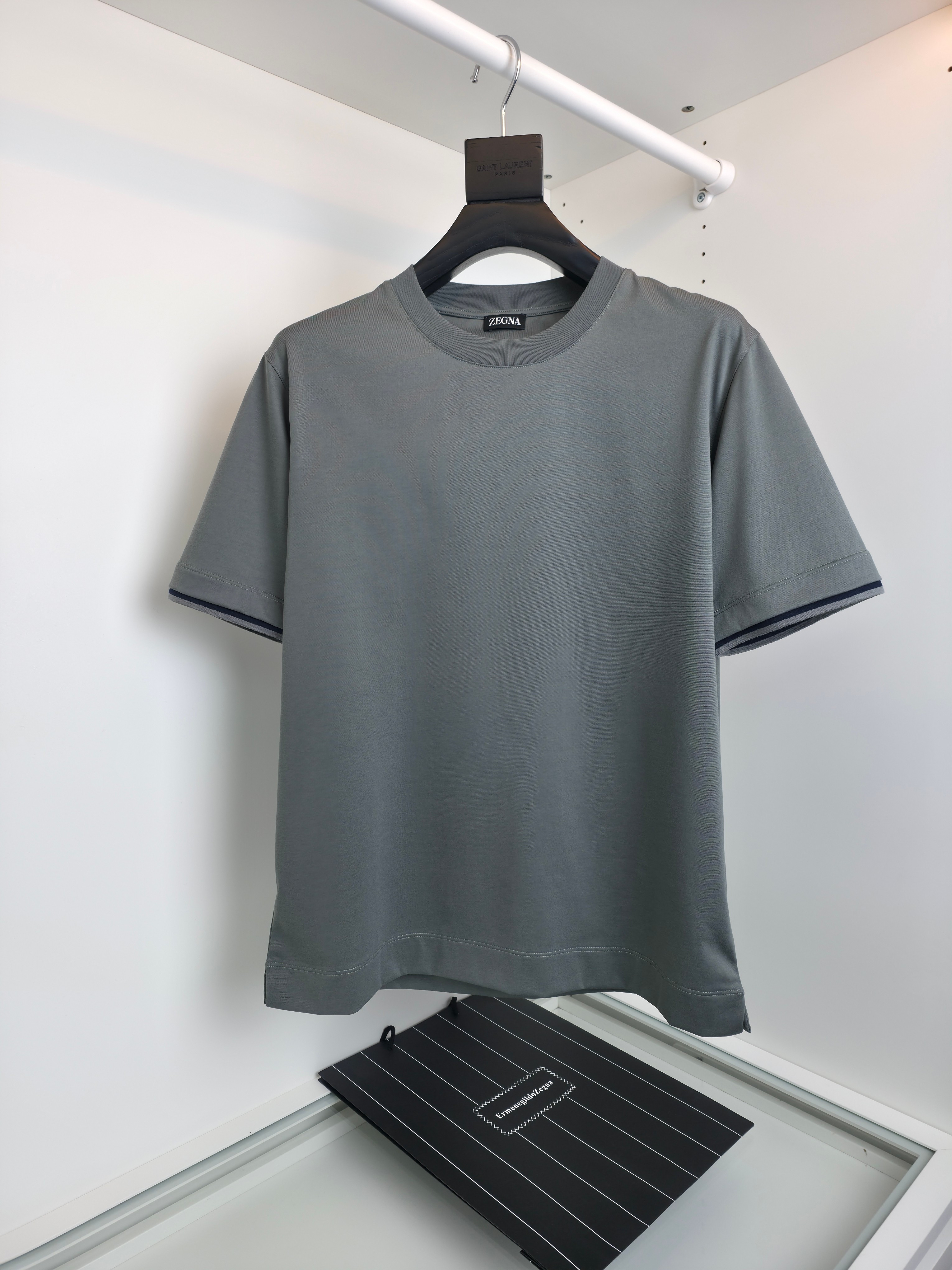 NO:743311,The highest version on the market, the girl will inspect the goods, trim the three marks on the threads, and deliver the goods. You can post pictures and take videos. If you want quality or service, please add me on WeChat. We will not accept urgent orders. Zeg*a 2026 Spring and Summer!  Business casual TM high-end series. Classic and versatile round neck short-sleeved T-shirts with good functionality for urban outdoor use. High-end series!  Seemingly simple design, details, pattern, fabric, the overall design is indispensable. The stripes on the cuffs are embellished to make the whole fit better. Stylist with more than ten years of experience. Many pattern adjustments make this slightly wide cut more suitable for business and casual. The upper body is slightly wider but not fat. Look at the fabric. It is different from the general materials on the market. Fabric control strongly recommends it. Look at the fabric. The brand's high-grade imported polyester fabric is wear-resistant, wrinkle-resistant, quick-drying, easy to take care of, has a certain amount of elasticity, and the upper body is very light at the same time.  It does not loosen after long-term wear. The surface has a slight luster and the upper body highlights the sense of quality. [Color] Dark black, royal blue, gray, gray green [Size] M-2XL, try on 172-148, suitable for L, men's clothing, T-shirt, tees, t-shirt,19860909市面最高版本小妹验货、修剪线头上三标、发货可发图及拍视频,要品质要服务的加我微信,不接急单. Zeg*a杰*亚 2026春夏季！ 商务休闲TM高端系列 城市户外有着很好功能性经典百搭圆领短袖T恤衫 高端系列！看似简单的设计 细节 版型 面料 整体的设计 缺一不可 袖口织条纹点缀 让整体更加贴合 十几年版型师 多次的版型调整 让这款的微阔的剪裁,更适合商务休闲 上身微宽而不肥垮 看面料 区别市面一般料,面料控强烈推荐,看面料 品牌高等级进口聚酯纤维面料 耐磨 耐皱 速干 好打理 有一定的弹力 上身非常轻盈的同时 久穿不松垮 表面有微微光泽感 上身凸显品质感 【颜色】藏黑 宝蓝 灰色 灰绿【码数】M-2XL 试穿172-148穿L合适,男装,T-shirt,tees，t-shirt,,Women's clothing