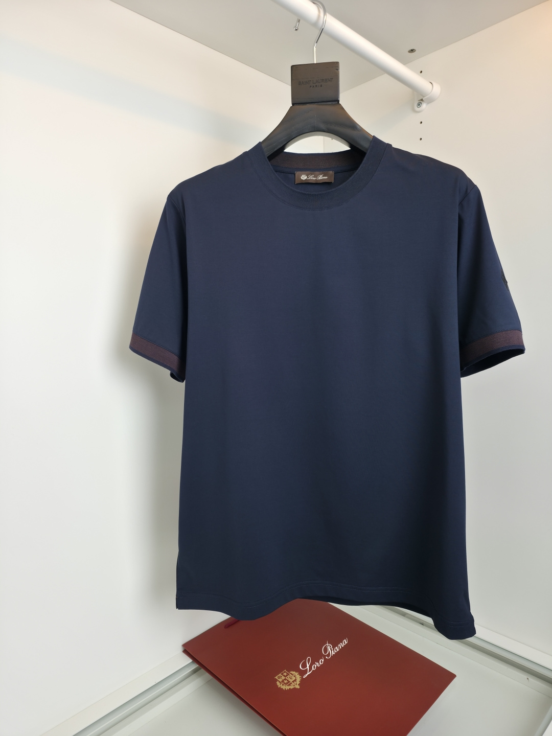 NO:743337,The highest version on the market, the girl will inspect the goods, trim the three marks on the threads, and deliver the goods. You can send pictures and take videos. If you want quality or service, please add me on WeChat. We will not accept urgent orders. Lo*ro P*nanuo u Pian Ya 2026 Spring and Summer!  Quality control recommendation. Business casual men's double mercerized T-shirt, arm logo style. The sharp gradient interweaving process of the cuffs gives details and highlights, making the upper body feel more detailed and textured. Italian tailoring, the upper body fits well, and the lower body has a slightly loose feeling, allowing the wearer to be stiff and stylish while being more tolerant to the belly. The fabric is dyed and has a bright luster. It is not easy to become old. The inside and outside are treated with liquid ammonia process to make the wear more comfortable and silky. Surface texture.  Highlight the details and texture, woven like a craft sweater!  Using circular knitting equipment, the overall weaving time is long, the process requirements are high, time-consuming and labor-intensive, and the advantages are high quality. The upper body is high-end and stylish. It has good stretchability, moisture absorption, breathability, and anti-wrinkle. It has good functionality and is unmatched by ordinary fabrics. The whole product is ready to order [Color] Dark blue Green Black [Number of yards] M-219860909市面最高版本小妹验货、修剪线头上三标、发货可发图及拍视频,要品质要服务的加我微信,不接急单. Lo*ro Pi*na诺 u翩雅 2026春夏！品质控推荐. 商务休闲男士双丝光T恤 手臂logo款 这款袖口的断然渐变交织工艺 赋予了细节与亮点 让上身感 更有细节质感 意式剪裁 衣上身合体 衣下身略微宽松感 让穿者 挺括有型的同时对肚子的包容性更好 面料采用 染色效果 光泽亮丽 不易泛旧 内外液氨工艺处理,让穿着更加的舒适的丝滑感 表面珠地纹理 凸显细节质感 工艺类式毛衣一样织造！采用大圆机设备 整体织造时间久,工艺要求高,耗时耗力,优点品质感高 上身高档而有型 伸缩性好 吸湿 透气 防皱都有很好功能性 也是一般面料无法媲美 全品相订单【颜色】深蓝色 绿色 黑色【码数】M-2XL 试穿172-148穿L码合适,男装,sweaters,tees，t-shirt,,Women's clothing