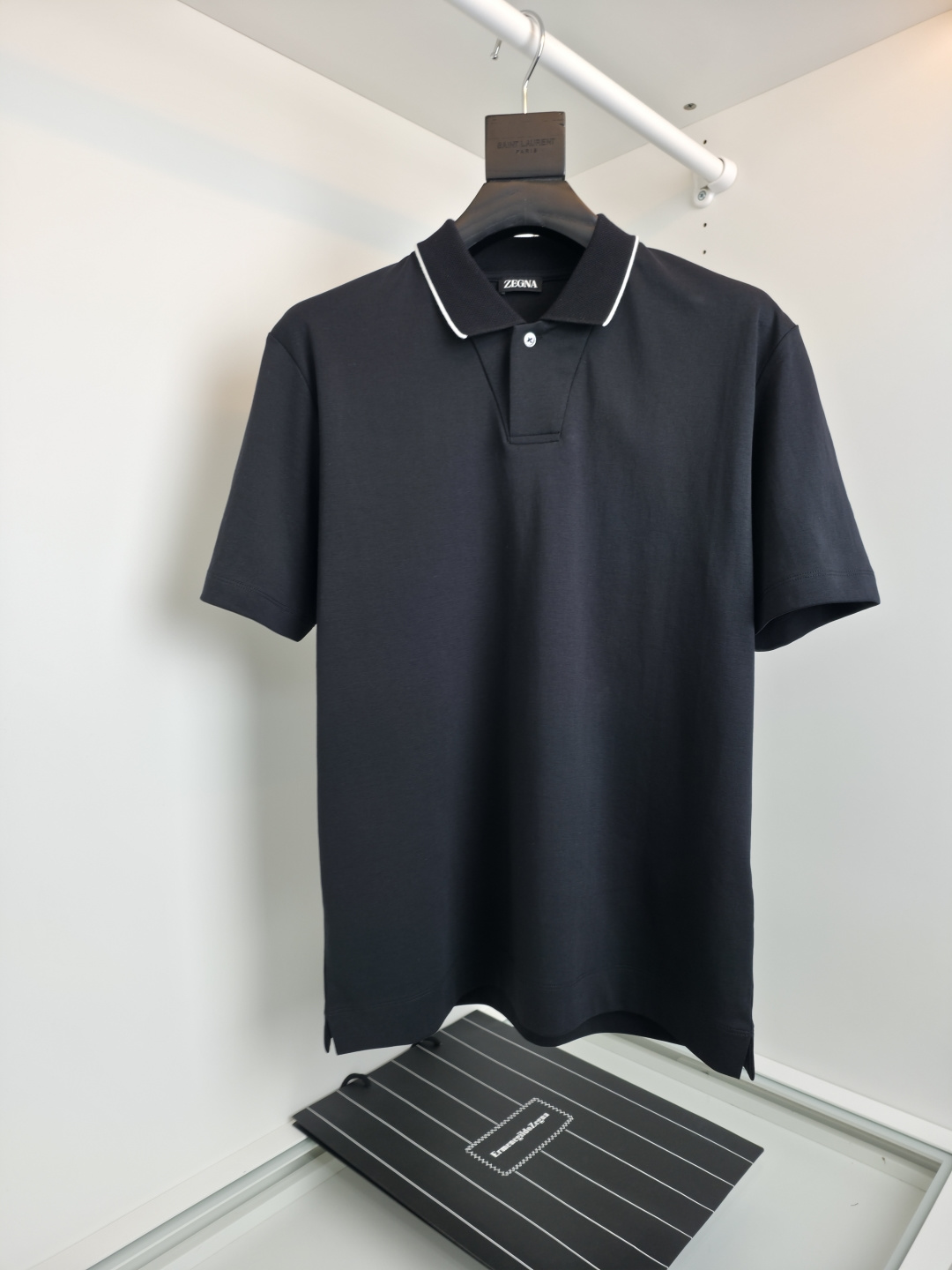 NO:743315,The highest version on the market, the girl will inspect the goods, trim the three marks on the threads, and ship the goods. You can send pictures and videos. If you want quality and service, please add me on WeChat. We will not accept urgent orders. Zeg*a 2026 Spring and Summer Annual Classic Business Casual Men's Short-sleeved POLO Shirt. Classic and versatile. A must-have style for the wardrobe. Single-button lapel style. Lapel stripes in contrasting colors for business commuting. Make the whole body more upright and stylish. Light business casual design allows you to easily control different occasions.  Fitted version, the fabric is made of long-staple cotton, and the surface has a warm luster. The upper body is comfortable, skin-friendly, and breathable. All products are in order. [Color] Black, gray green, khaki, navy [Size] M-2XL, try on 172-148, suitable for L, men's clothing, T-shirt,19860909市面最高版本小妹验货、修剪线头上三标、发货可发图及拍视频,要品质要服务的加我微信,不接急单. Zeg*a杰*亚 2026春夏 年年经典 商务休闲男士短袖POLO衫. 经典百搭.衣橱必备的款式 单粒扣翻领款式 翻领条纹撞色 商务通勤 让整体更加挺拔有型 轻商务休闲设计 让您轻松驾驭不同场合. 合体的版型,面料采用全长绒棉材质,表面有着温润的光泽感 上身 舒适,亲肤,透气好,全品相订单 【颜色】 黑色 灰绿 卡其 藏蓝【码数】 M-2XL 试穿172-148穿L合适,男装,T-shirt,,Women's clothing