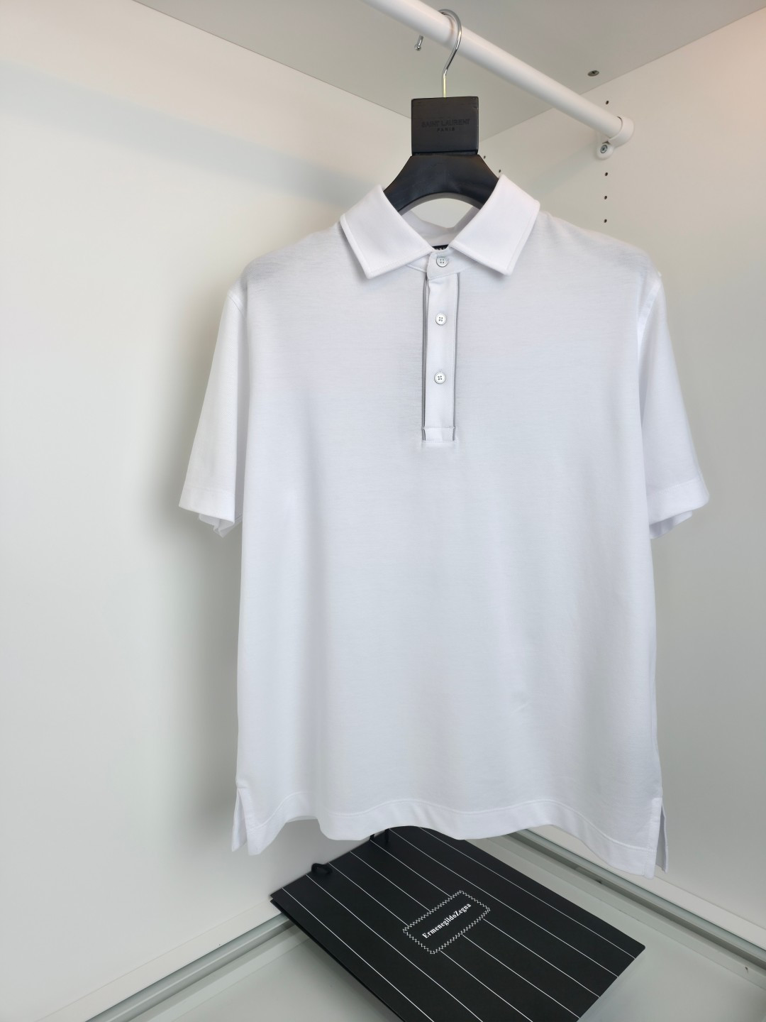 NO:743319,The highest version on the market, the girl inspects the goods, trims the three marks on the threads, and delivers the goods. You can send pictures and videos. If you want quality and service, please add me on WeChat. We will not accept urgent orders. ZEG*N 2026 Spring and Summer New Business Casual Lapel Short-Sleeved POLO Shirt. The classic three buttons every year. This year, the placket leather strip is added to decorate, adding another touch of low-key luxury. It is a classic business commute, spring and summer outer wear, and inner wear. It is a well-fitting tailoring fabric made of double mercerized material and skin-friendly.  Breathable, warm and supportive at the same time. The surface of the fabric has a silky texture. Classic style. It can be matched well for daily business commuting. Full product and order. [Color] Black Gray White [Size] M-2XL. Try on 172-148 to wear L loose feeling, men's clothing, T-shirt,19860909市面最高版本小妹验货、修剪线头上三标、发货可发图及拍视频,要品质要服务的加我微信,不接急单. ZEG*N 杰*亚 2026春夏新款商务休闲翻领短袖POLO衫 年年经典三粒扣 ,今年加入门襟皮条装饰,低调奢华再添一笔,经典商务通勤 春夏外穿 内搭都能很好搭配的一款合体的剪裁面料采用双丝光材质 亲肤 透气 保暖的同时又能支撑挺括 面料表层呈现丝质质感 经典的款式 平时商务通勤 都能很好搭配 全品相订单 【颜色】黑色 灰色 白色【码数】M-2XL 试穿172-148穿L宽松感,男装,T-shirt,,Women's clothing