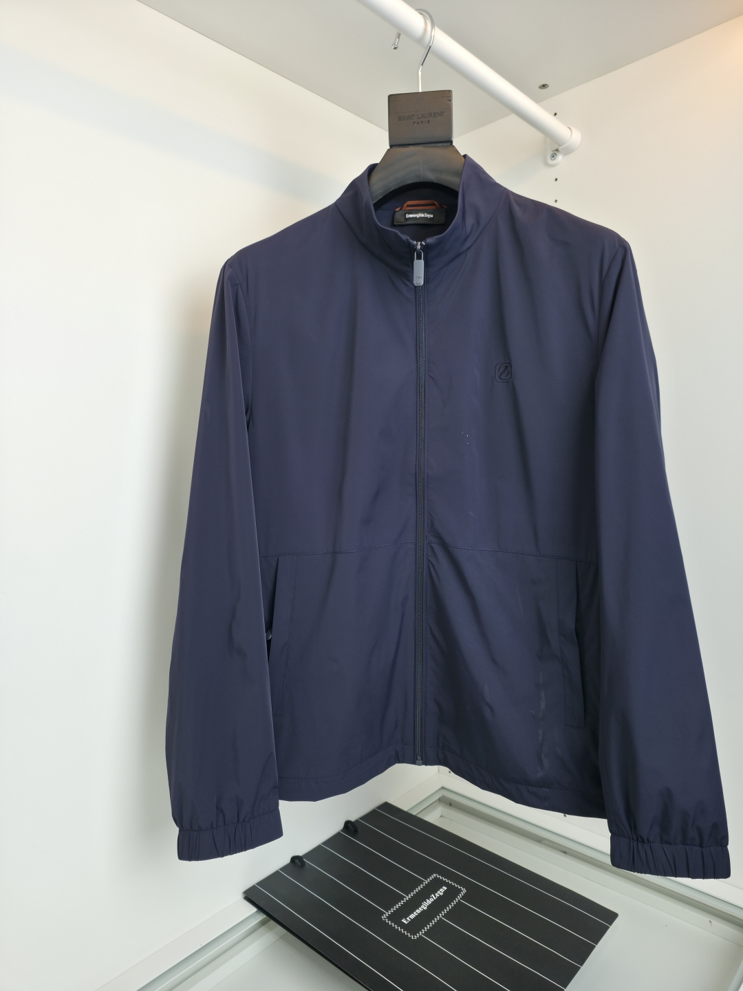 NO:743257,The highest version on the market, the girl inspects the goods, trims the three marks on the threads, and delivers the goods. You can send pictures and videos. If you want quality and service, add me on WeChat. We will not accept urgent orders. ZG Jie series 2026 early spring thin jacket, classic stand-up collar jacket, spring style thin fabric upper body is comfortable and stylish. High-end craftsmanship that can only be mastered by big manufacturers, with Z-zippers, do not follow the trend of the moment, only make the style you want. Make the style to the extreme, insert pockets on both sides, and fit the tailoring hardware and accessories to complete the order.  , the details are very attentive, simple and versatile but not monotonous, customized hardware accessories, meticulous details, light and thin fabrics, very practical for casual outdoor wear [Color] Navy [Number of yards] 48-56, try on 172-148, wear 50, suitable, men's clothing, jackets & coats, jackets & coats,19860909市面最高版本小妹验货、修剪线头上三标、发货可发图及拍视频,要品质要服务的加我微信,不接急单. ZG杰系2026早春薄夹克,经典款立领夹克外套 ,春款薄面料上身舒适有型 大厂才能驾驭的高级工艺,搭配z字拉链,不追一时的潮流 只做自己想要的款 把款式做到极致,两侧插袋 合体的剪裁五金辅料全品相订单 ,细节上把握非常走心 简约百搭而不单调 ,定制的五金辅料,细节的一丝不苟, 轻薄面料平时休闲户外很实穿的一款 【颜色】藏青【码数】48-56 试穿172-148 穿50合适,男装,jackets & coats,jackets & coats,,Women's clothing