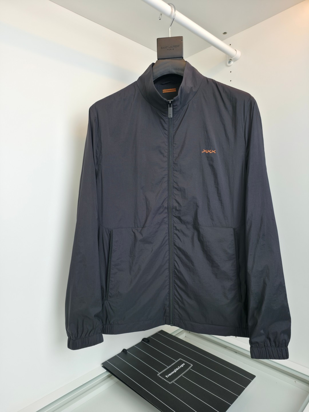 NO:743259,The highest version on the market, the girl will inspect the goods, trim the three marks on the threads, and ship the goods. You can post pictures and take videos. If you want quality or service, please add me on WeChat. We will not accept urgent orders.  2026 spring and summer casual stand-collar jackets, XXX capsule series, comfortable and high-end. Premium products from trading companies, customer-supplied technical fabrics, anti-fouling chemical fiber fabrics, with unique three-dimensional tailoring and splicing design, showing the perfect combination of nobility, elegance and fashion trends, making you the focus of attention. Selected high-quality fabrics, treated with special anti-fouling processes, are soft, delicate, comfortable and warm, giving you all-weather protection, and can still protect you in autumn  Maintain a fashionable figure. The xxx design style on the chest fully demonstrates the brand style. Not only does the jacket have a variety of matching methods, but it also greatly increases the sense of layering and fashion, making your outfit more personalized and tasteful. Exquisite tailoring and detail processing perfectly demonstrate ZEGNA's exquisite craftsmanship and ingenuity. Every detail demonstrates quality and nobility, making your outfit show a gentleman's style. [Color] Black [Size] M-3XL  Try on 175-148, suitable for L, men's clothing, jackets & coats, jackets & coats,19860909市面最高版本小妹验货、修剪线头上三标、发货可发图及拍视频,要品质要服务的加我微信,不接急单. Ze*na杰*亚 2026春夏休闲款立领夹克外套,XXX胶囊系列,舒适而高级.贸易公司牛货,客供科技面料,抗污化纤面料,以独特的立体剪裁拼接设计,展现出高贵典雅和时尚潮流的完美结合,让你成为众人瞩目的焦点.精选高品质的面料,经过特殊的抗污工艺处理,柔软细腻、舒适温暖,给你全天候的护航,在秋季依然能保持时尚的身影.胸口xxx设计格调,品牌风格展现的淋漓尽致.不仅让外套具备了多种搭配方式,还大大增加了层次感和时尚感,让你的穿搭更具个性化和品味.精致剪裁和细节处理,完美展现ZEGNA的精湛工艺和匠心,每一个细节都彰显着品质与尊贵,让你的着装尽显绅士风范.【颜色】黑色【尺码】M-3XL 试穿175-148穿L合适,男装,jackets & coats,jackets & coats,,Women's clothing