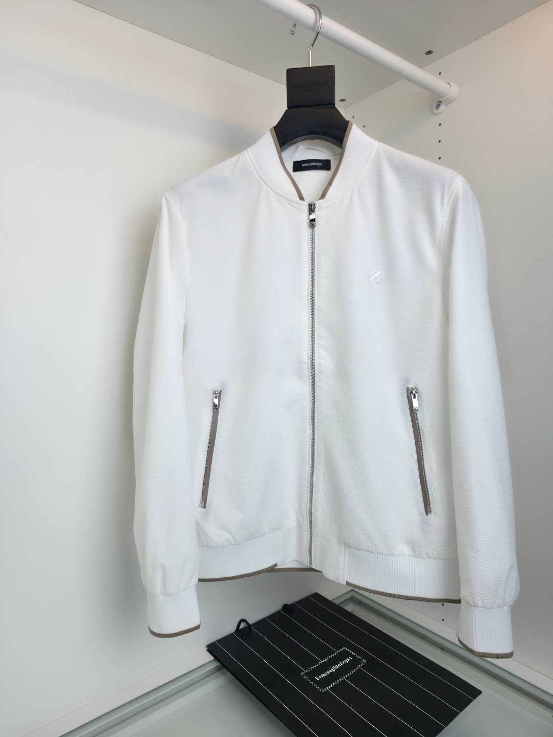 NO:743263,The highest version on the market, the girl inspects the goods, trims the three marks on the threads, and ships the goods. You can send pictures and videos. If you want quality and service, add me on WeChat. We will not accept urgent orders. ZE*NA 2026 Early Spring Thin Classic Bomber Jacket Classic style every year Full product phase Foreign trade order Business commuting A must-have style for men Minimalist design Focus on details, the back leather is simple and highlights the texture The leather details on both sides of the pocket echo front and back to highlight the sense of quality Fitted tailoring  Knitted baseball collar, the upper body is comfortable and tall. The fabric is made of a blend of custom-woven polyester fiber and spandex mulberry silk. The addition of mulberry silk makes the fabric feel soft and delicate, and spandex is elastic fiber, which can greatly improve the wearing experience. The thickness of spring and autumn is comfortable, breathable, and the upper body is stiff and stylish. Classic, easy to match, easy to care for. Features. Hardware accessories are all available for order. One not to be missed [Color] Black White  Royal blue. [Size] 48-56, try on 172-148, L size is suitable, men's clothing, jackets & coats, jackets & coats,19860909市面最高版本小妹验货、修剪线头上三标、发货可发图及拍视频,要品质要服务的加我微信,不接急单. ZE*NA杰*亚 2026早春薄款 经典款飞行员夹克外套 年年经典款式 全品相外贸订单 商务通勤 男士必备的款式 极简的设计 重在细节,背部皮质简约而凸显质感 口袋两侧皮质细节前后呼应 彰显品质感 合体的剪裁 针织棒球领 上身舒适又显挺拔 面料选用 订织聚酯纤维与氨纶桑蚕丝的混纺材质,桑蚕丝添加让面料手感与穿着感 柔软细腻,氨纶也就是弹力纤维 能大大提升穿着体感 春秋的厚度 舒适 透气 上身挺括有型 经典易搭配 易打理的 特点 五金辅料全品相订单 不容错过的一款【颜色】黑色 白色 宝蓝色.【尺码】48-56 试穿172-148穿L码合适,男装,jackets & coats,jackets & coats,,Women's clothing